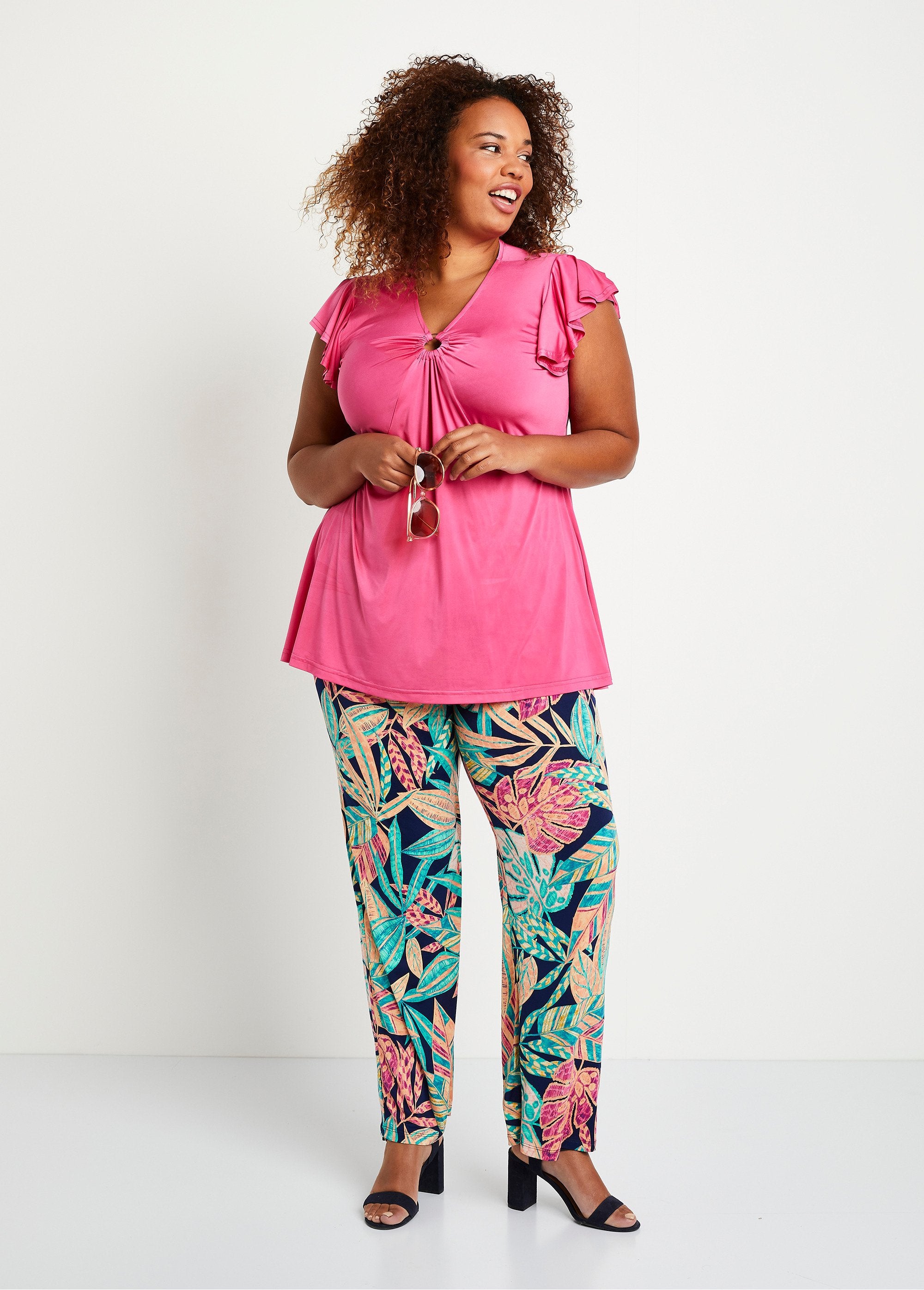 Calça_com_cinto_elástico_de_folhagem_larga_Verde_e_rosa_SF1_curvy