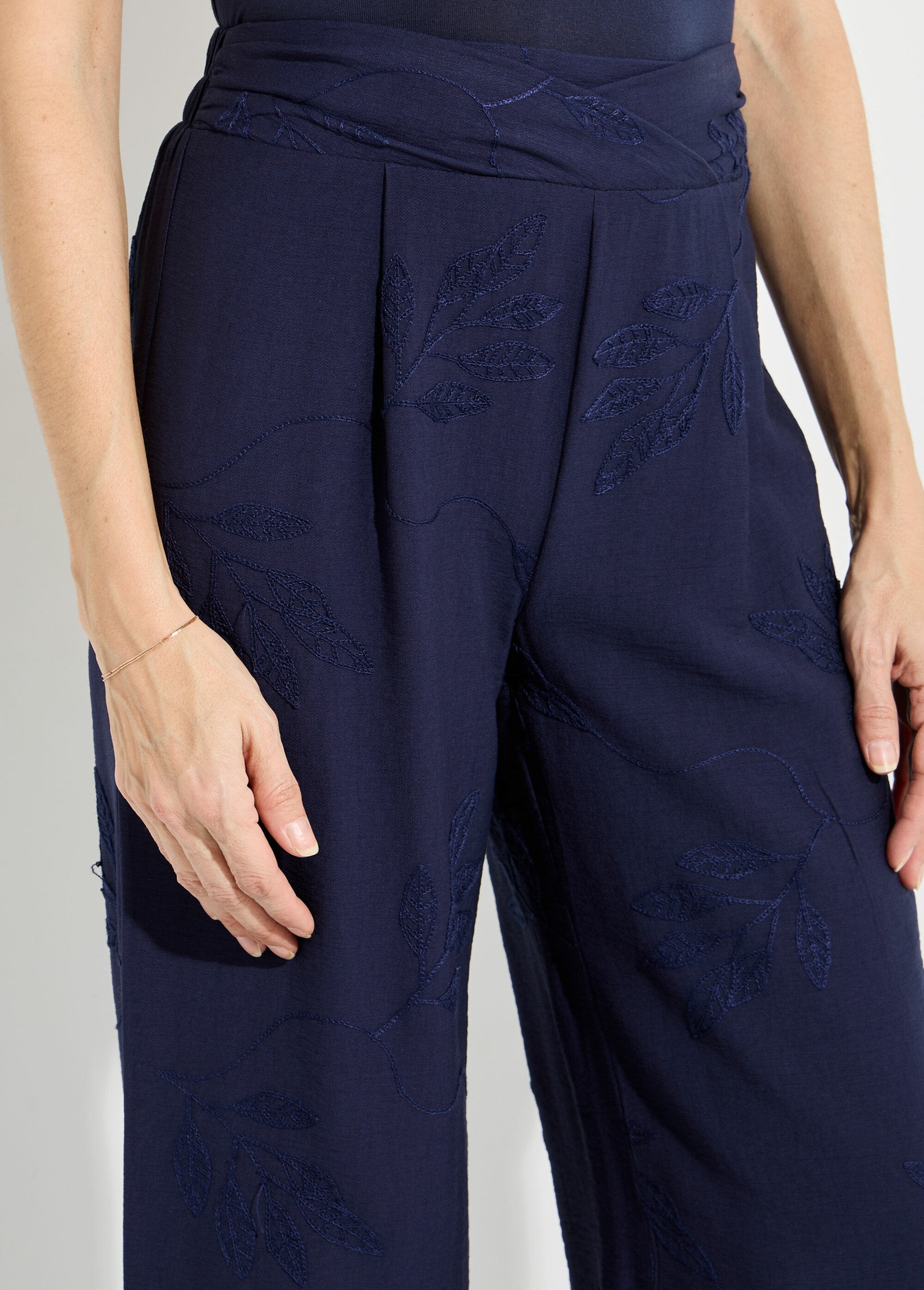 Pantalon_large_élastiqué_brodé_feuillage_Marine_DE1_slim