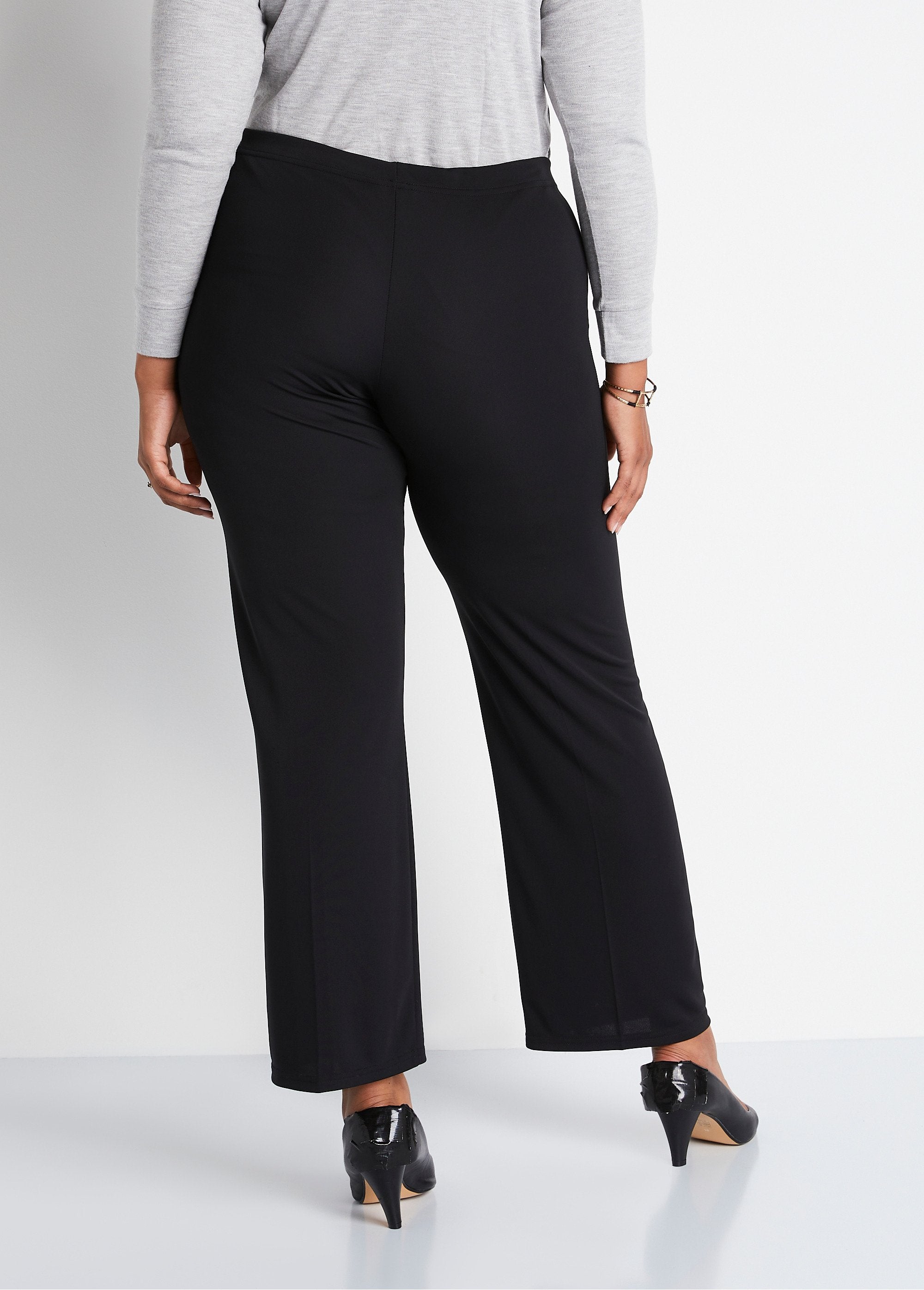 Calça_flare_com_cintura_elástica_fluida_PRETO_DO1_curvy