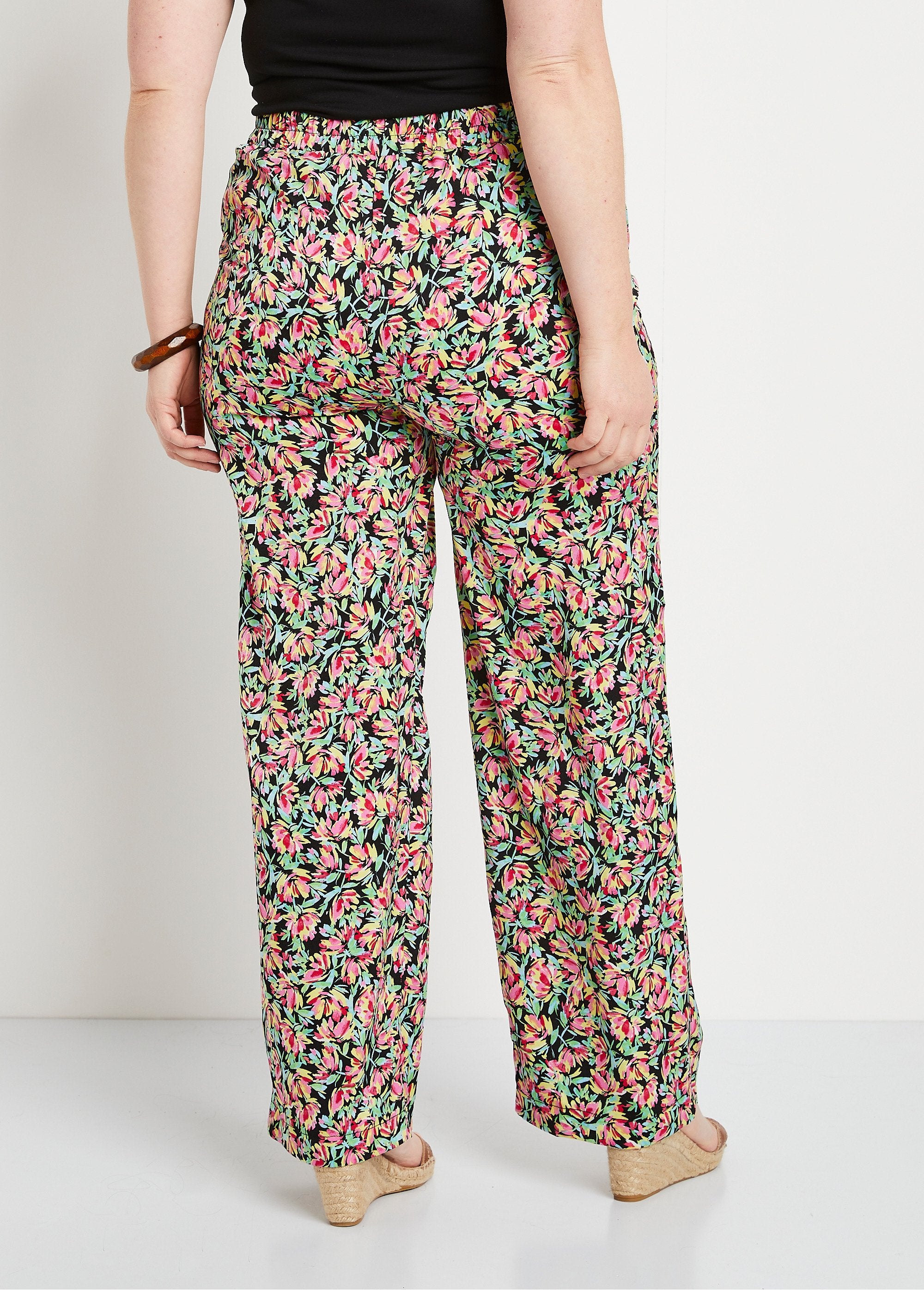 Calça_de_cetim_floral_com_cintura_semi-elástica_Verde_e_rosa_DO1_curvy