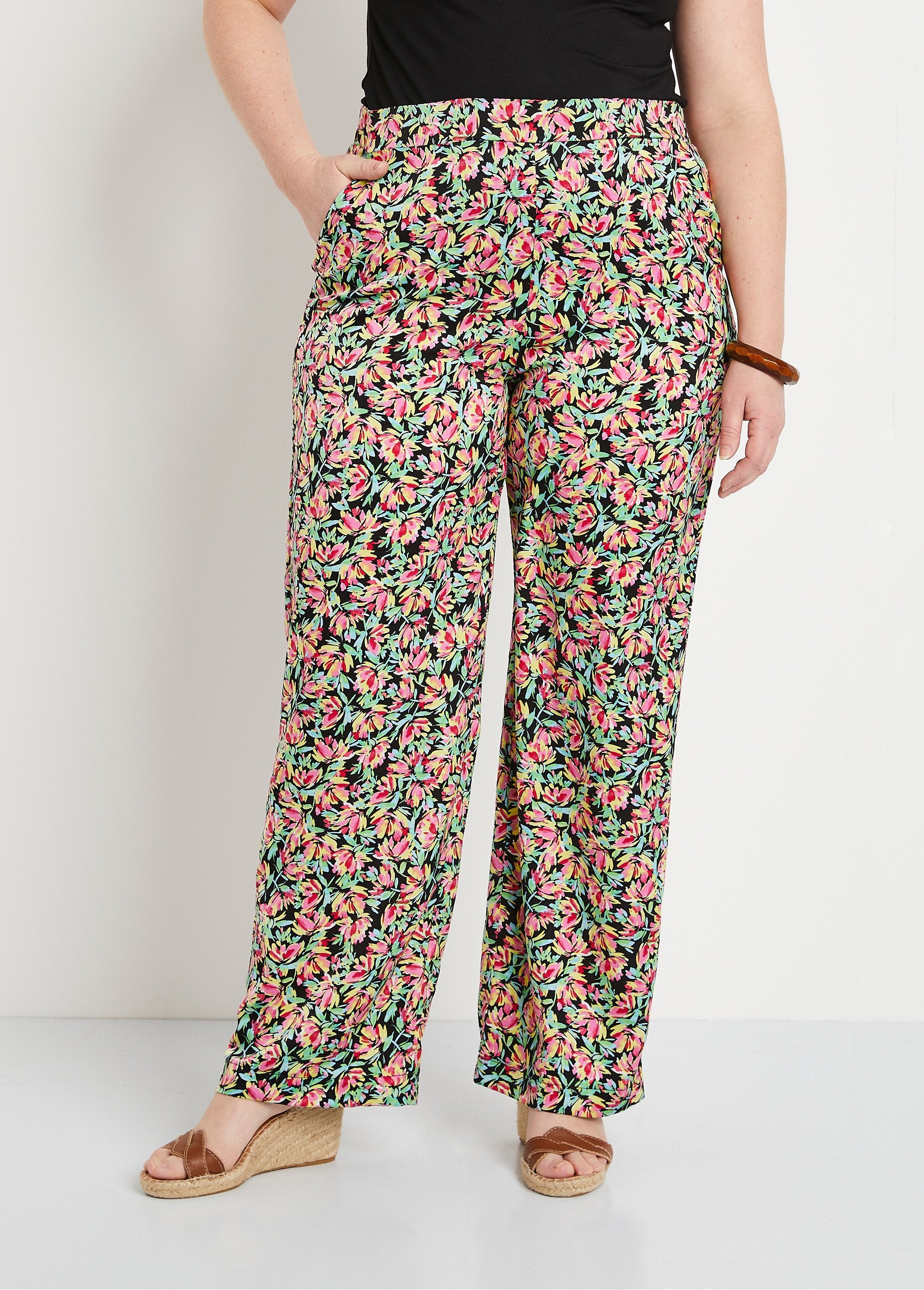 Calça_de_cetim_floral_com_cintura_semi-elástica_Verde_e_rosa_FA1_curvy