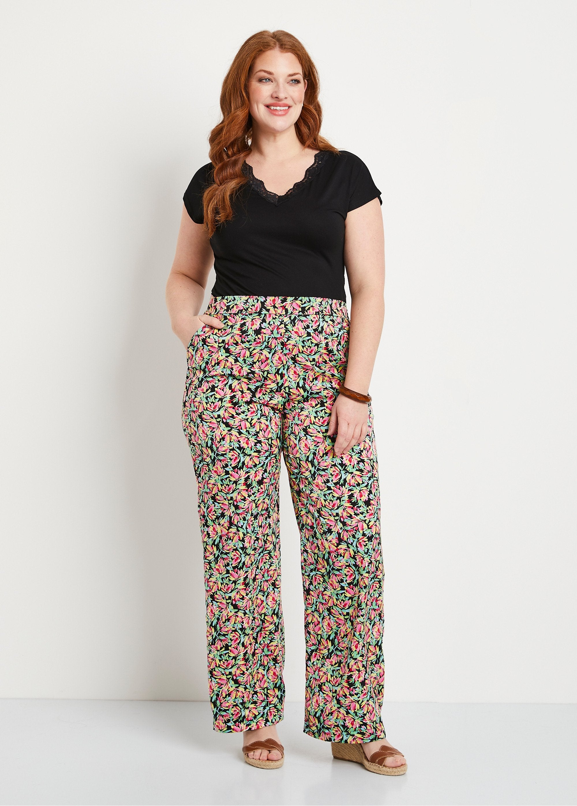 Calça_de_cetim_floral_com_cintura_semi-elástica_Verde_e_rosa_SF1_curvy