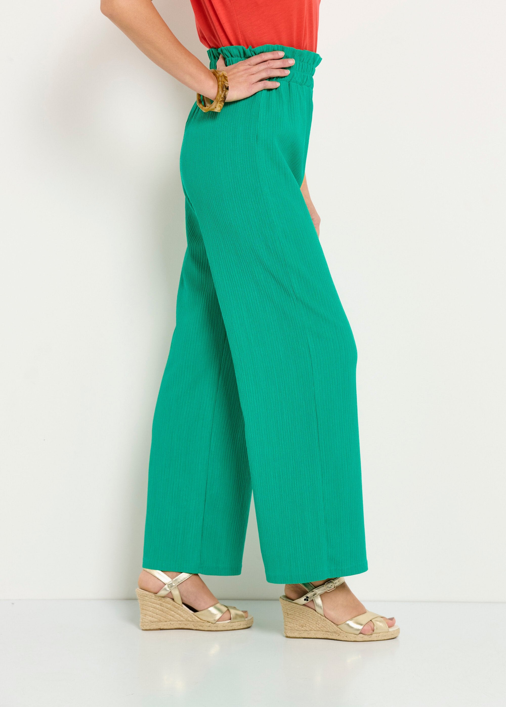 Calças_verdes_com_cós_largo_elástico_e_malha_elevada_Vert_DR1_slim