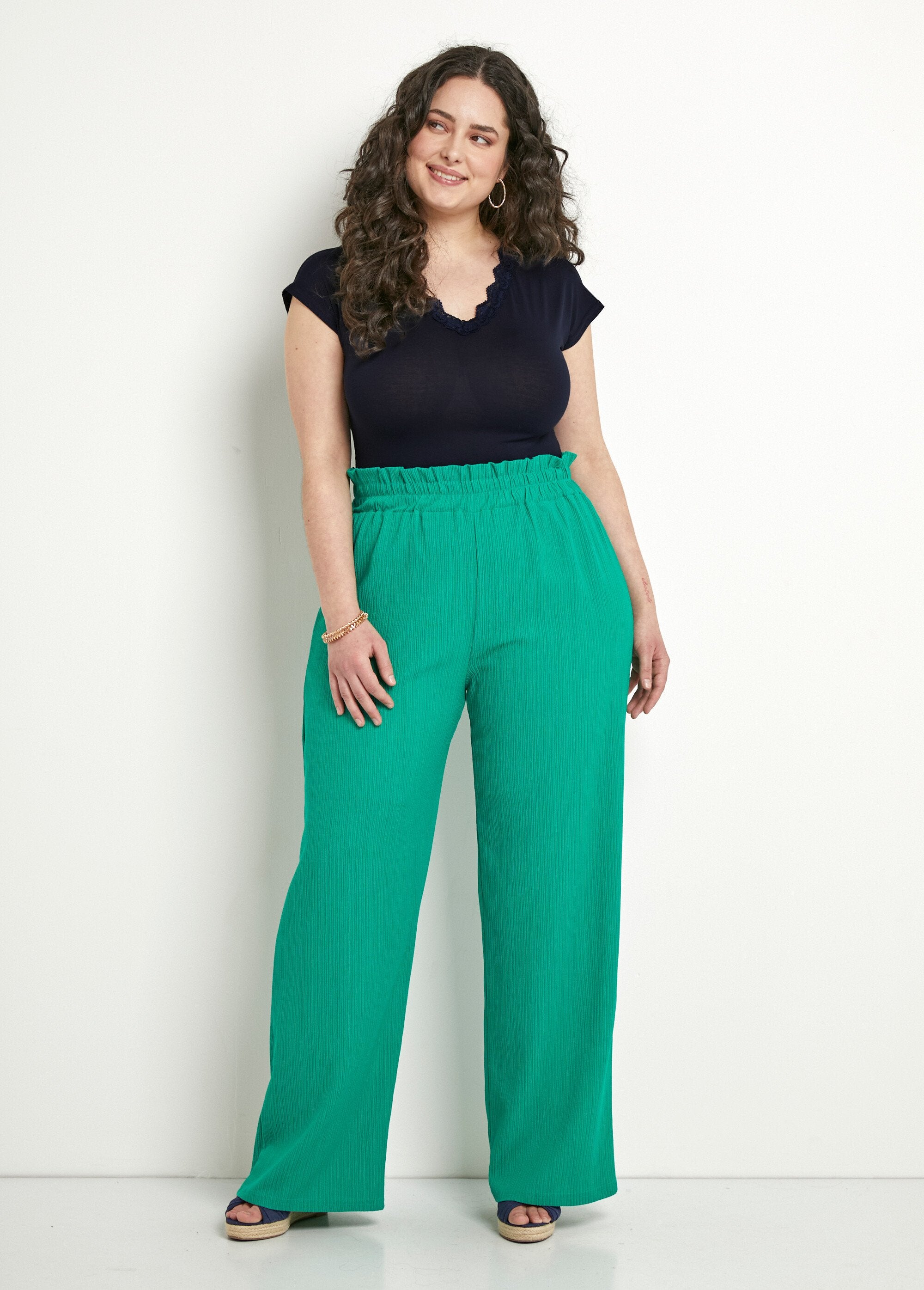 Calças_verdes_com_cós_largo_elástico_e_malha_elevada_Vert_SF1_curvy