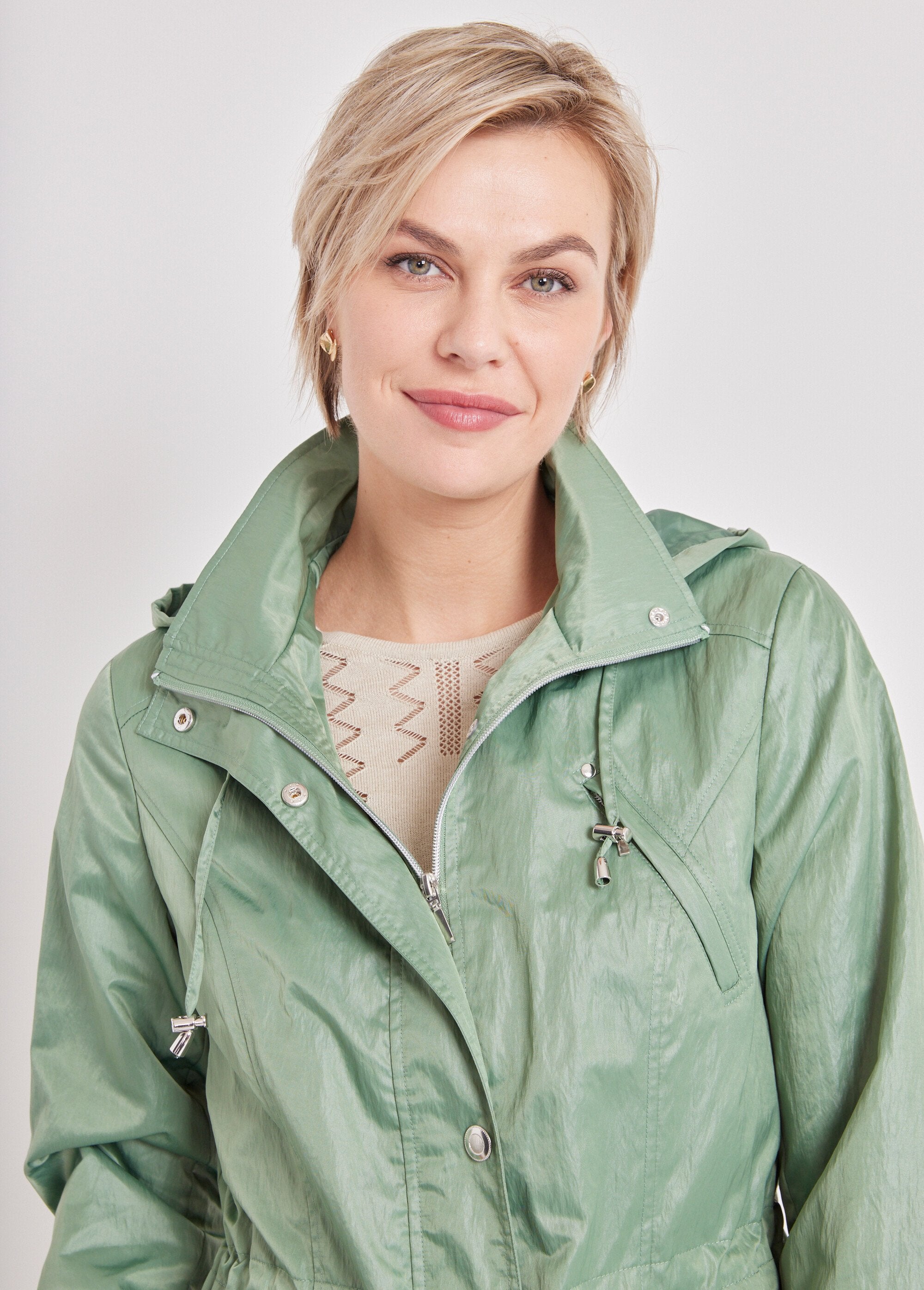 Parka_com_zíper_e_botões_de_pressão_Amêndoa_verde_DE1_slim