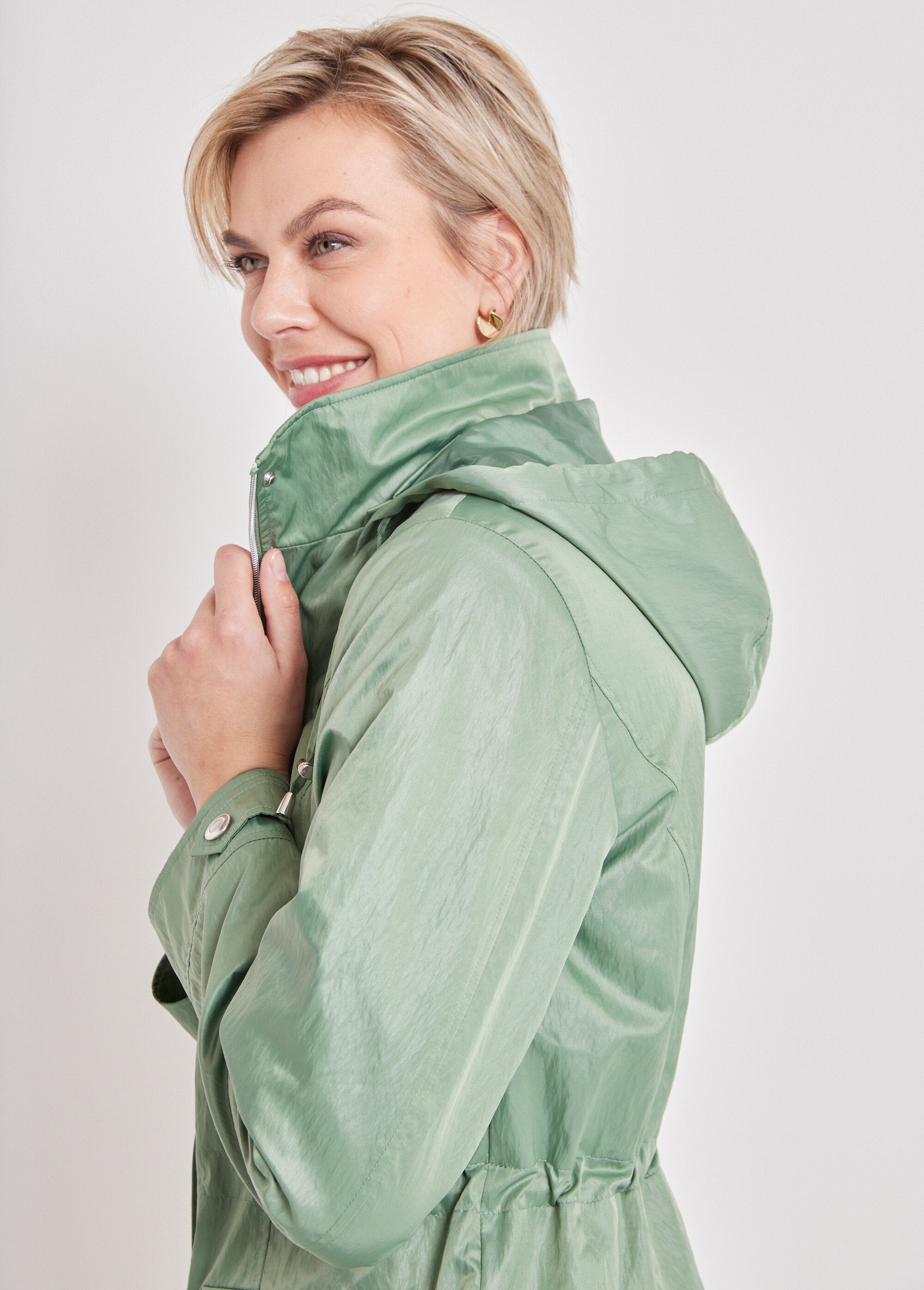 Parka_com_zíper_e_botões_de_pressão_Amêndoa_verde_DE2_slim