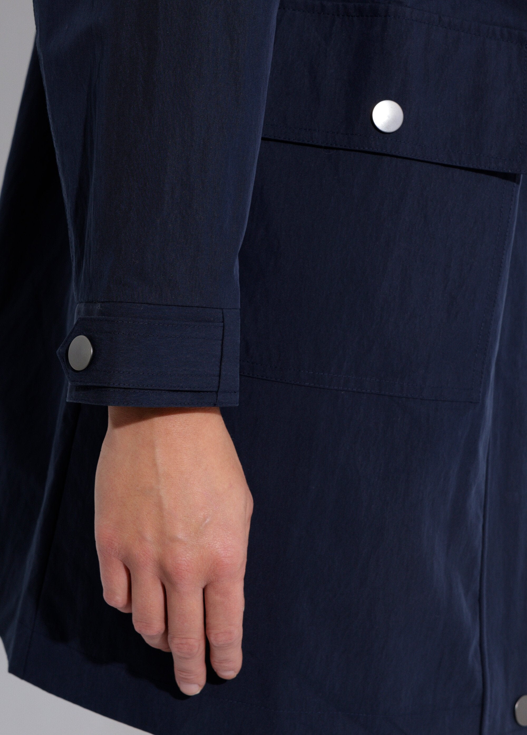 Parka_com_zíper_e_botões_de_pressão_e_capuz_repelente_à_água_Marine_DE1_slim