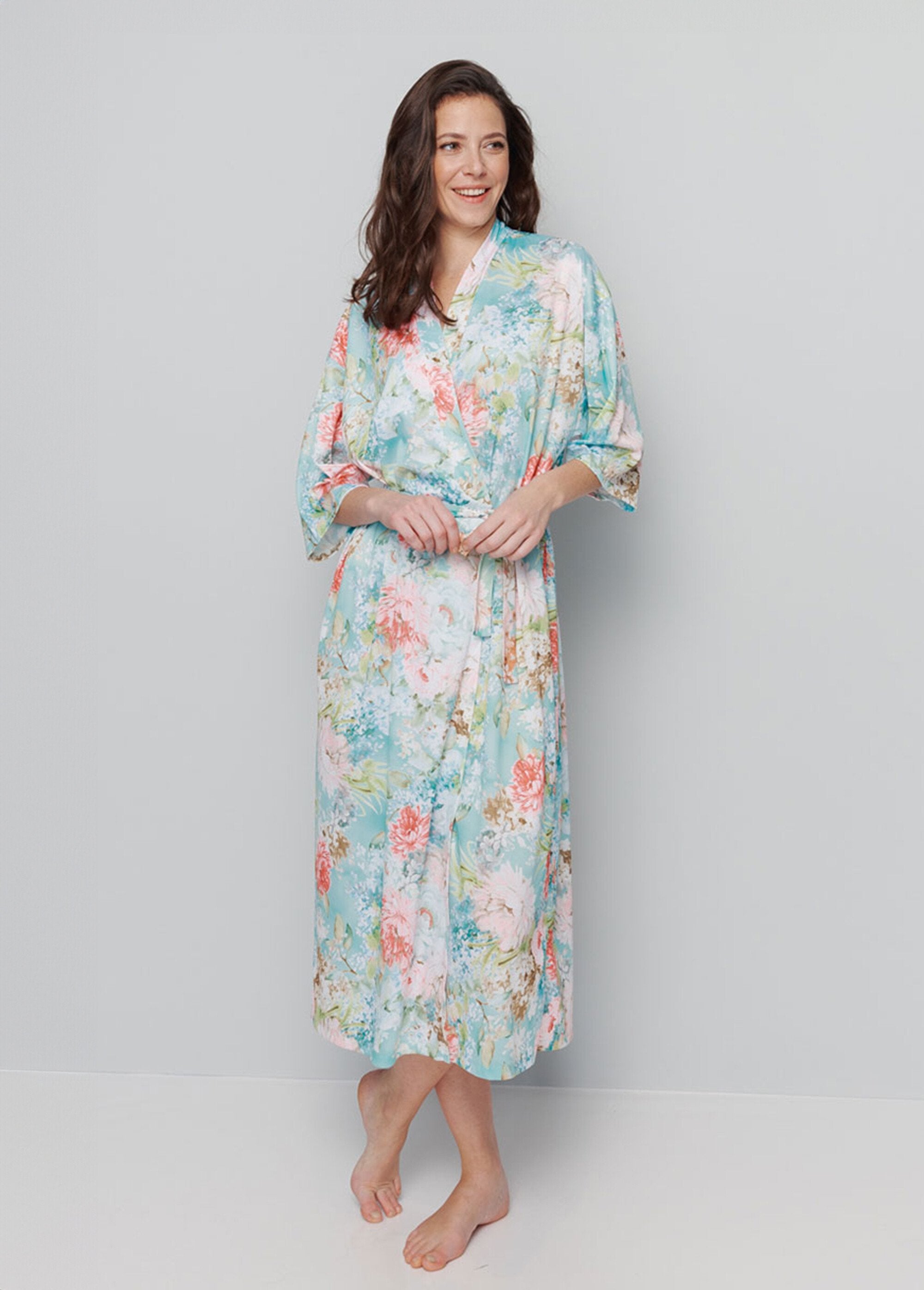 Roupão_quimono_floral_em_cetim_fluido_Fundo_de_hortelã_FA1_slim