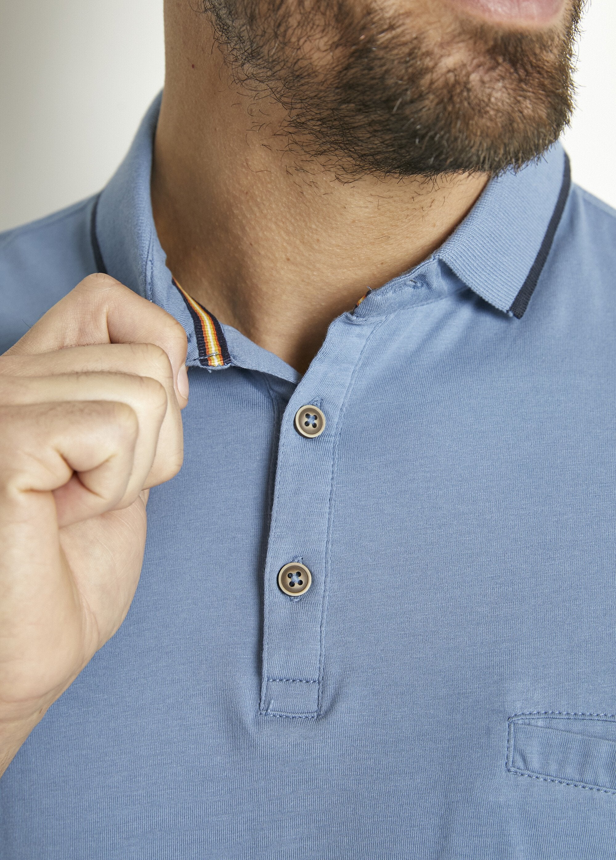 Camisa_polo_de_malha_lisa_com_gola_de_algodão_bicolor_Indigo_DE2_slim