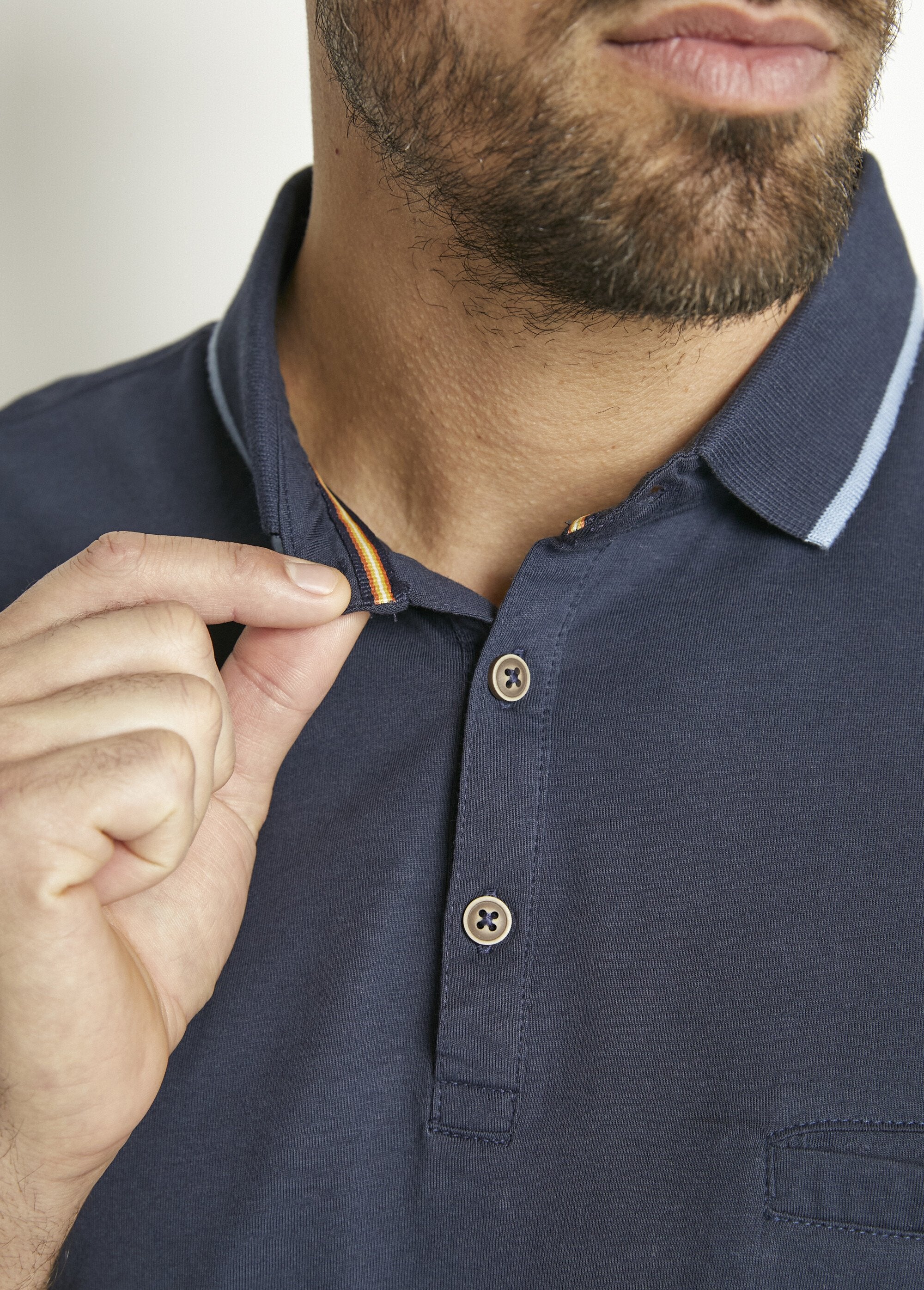 Camisa_polo_de_malha_lisa_com_gola_de_algodão_bicolor_Marine_DE2_slim