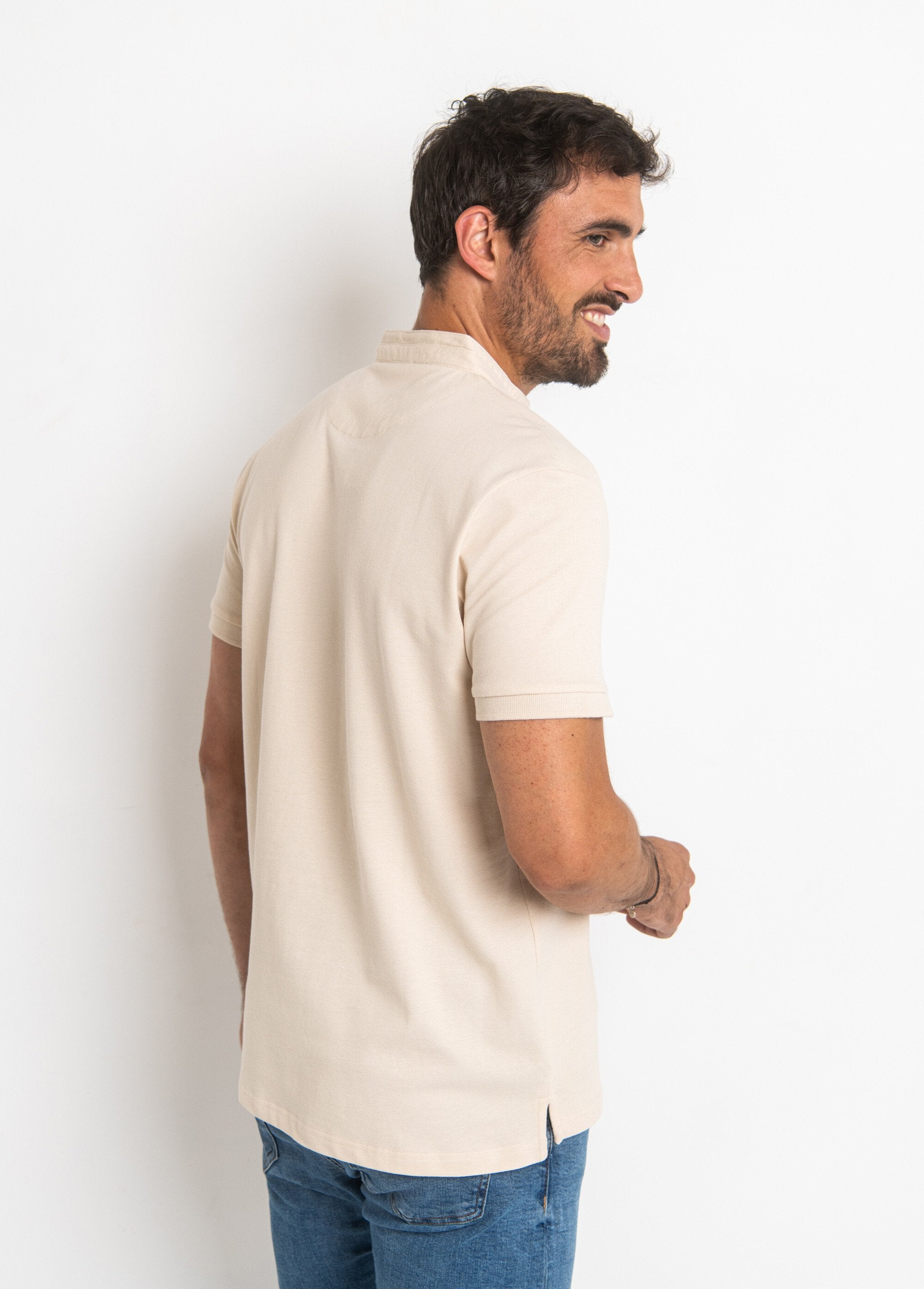 Camisa_polo_manga_curta_com_gola_mandarim_Beige_DO1_slim