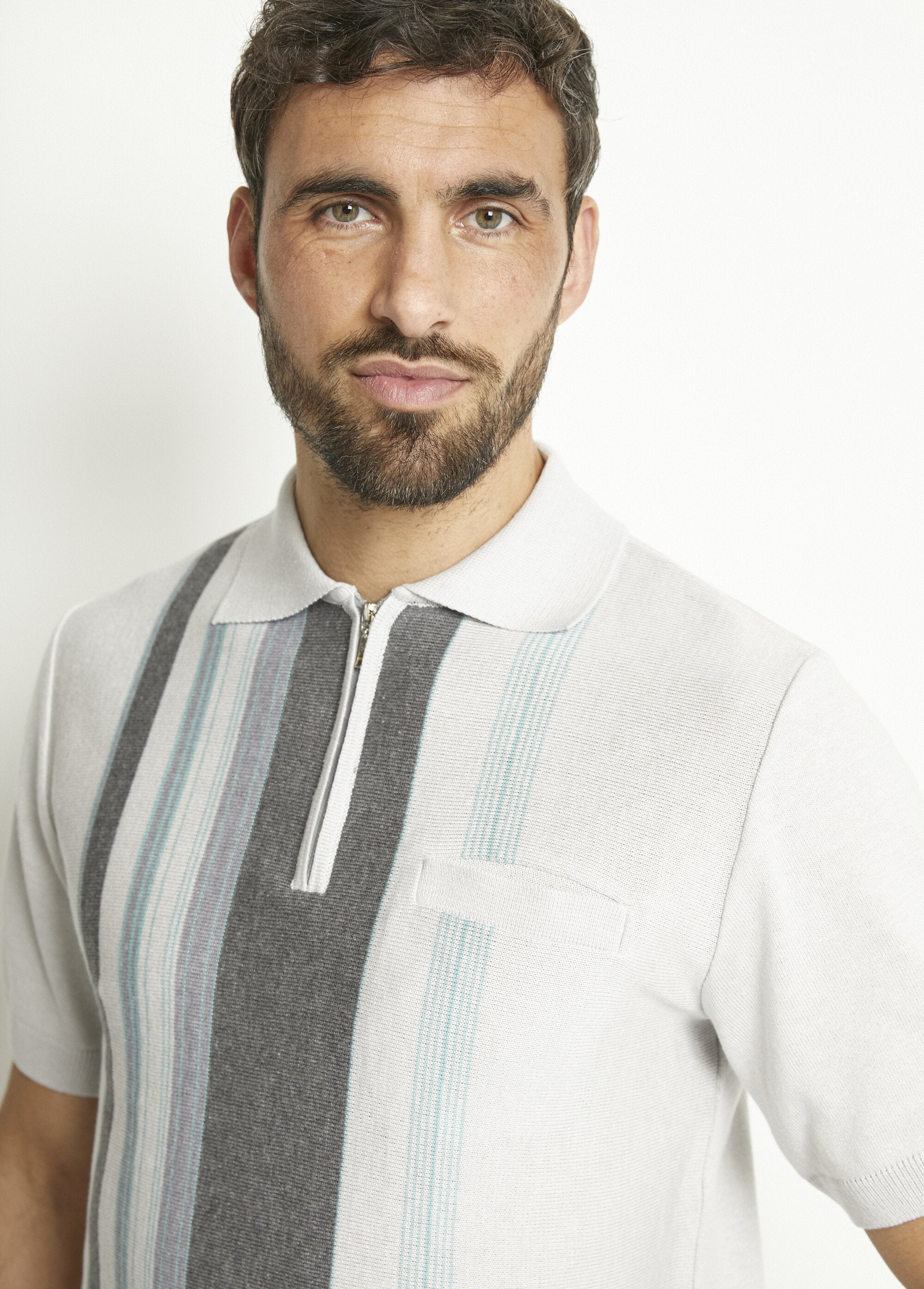 Camisa_polo_de_manga_curta_com_zíper_e_listras_jacquard_Gris_DE1_slim