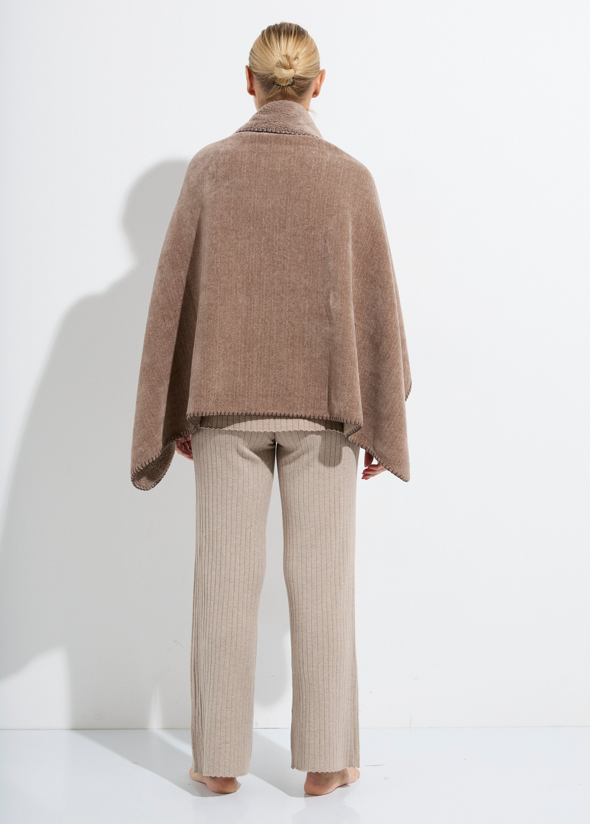 Poncho_chauffe_épaules_à_boutonner_Taupe_DO1_slim