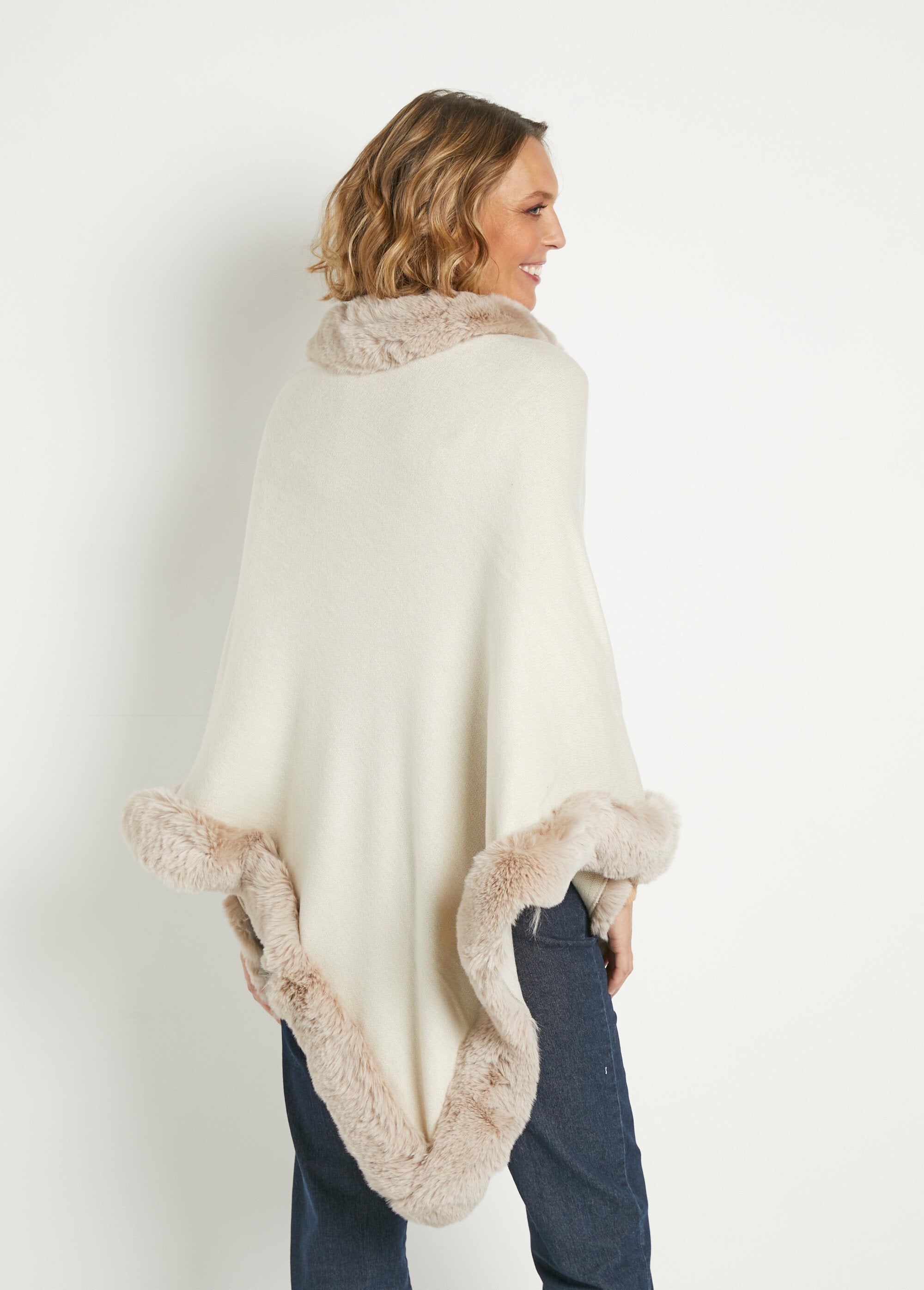 Poncho_de_malha_com_borda_de_pelo_Beige_DO1_slim