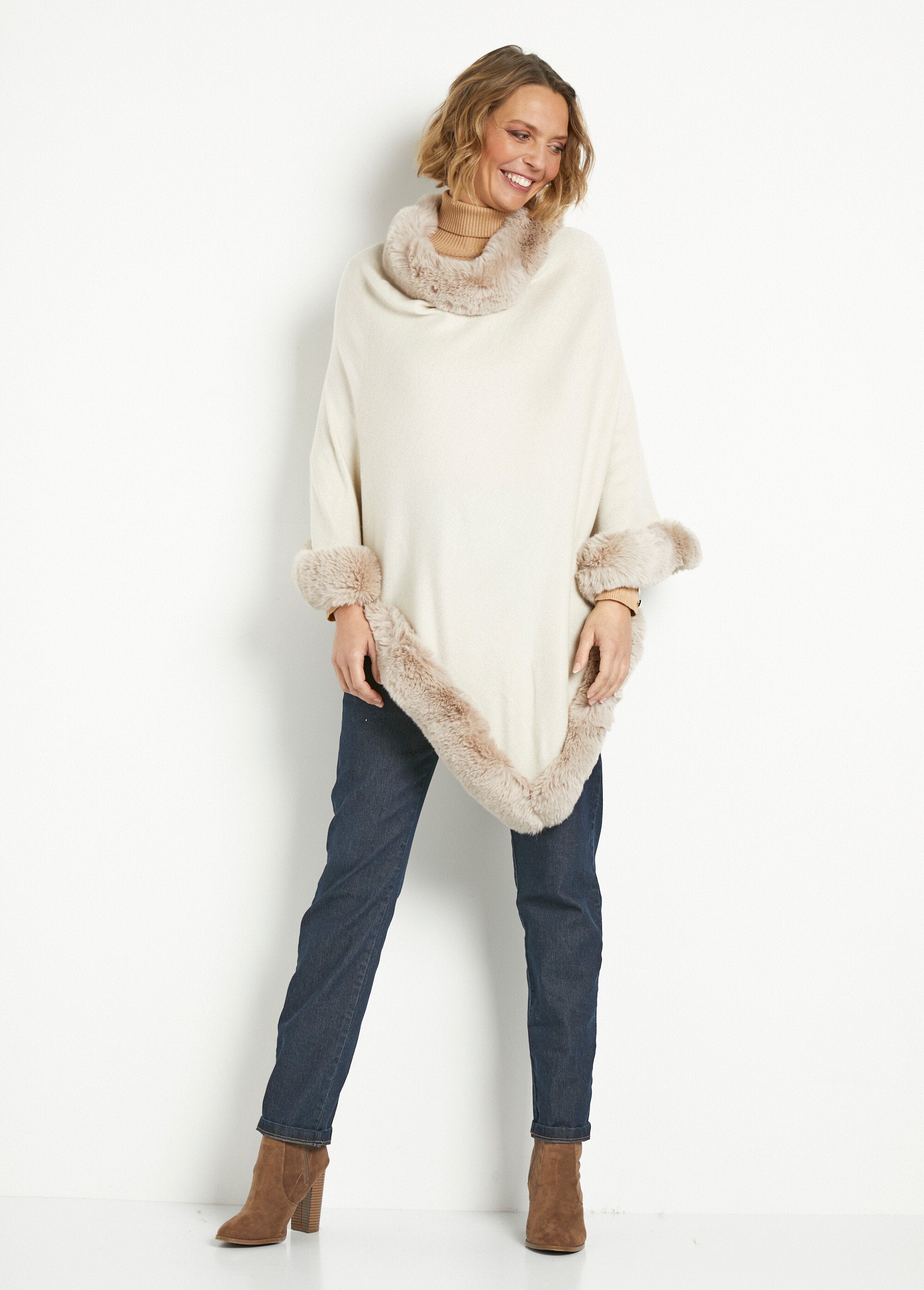 Poncho_de_malha_com_borda_de_pelo_Beige_SF1_slim