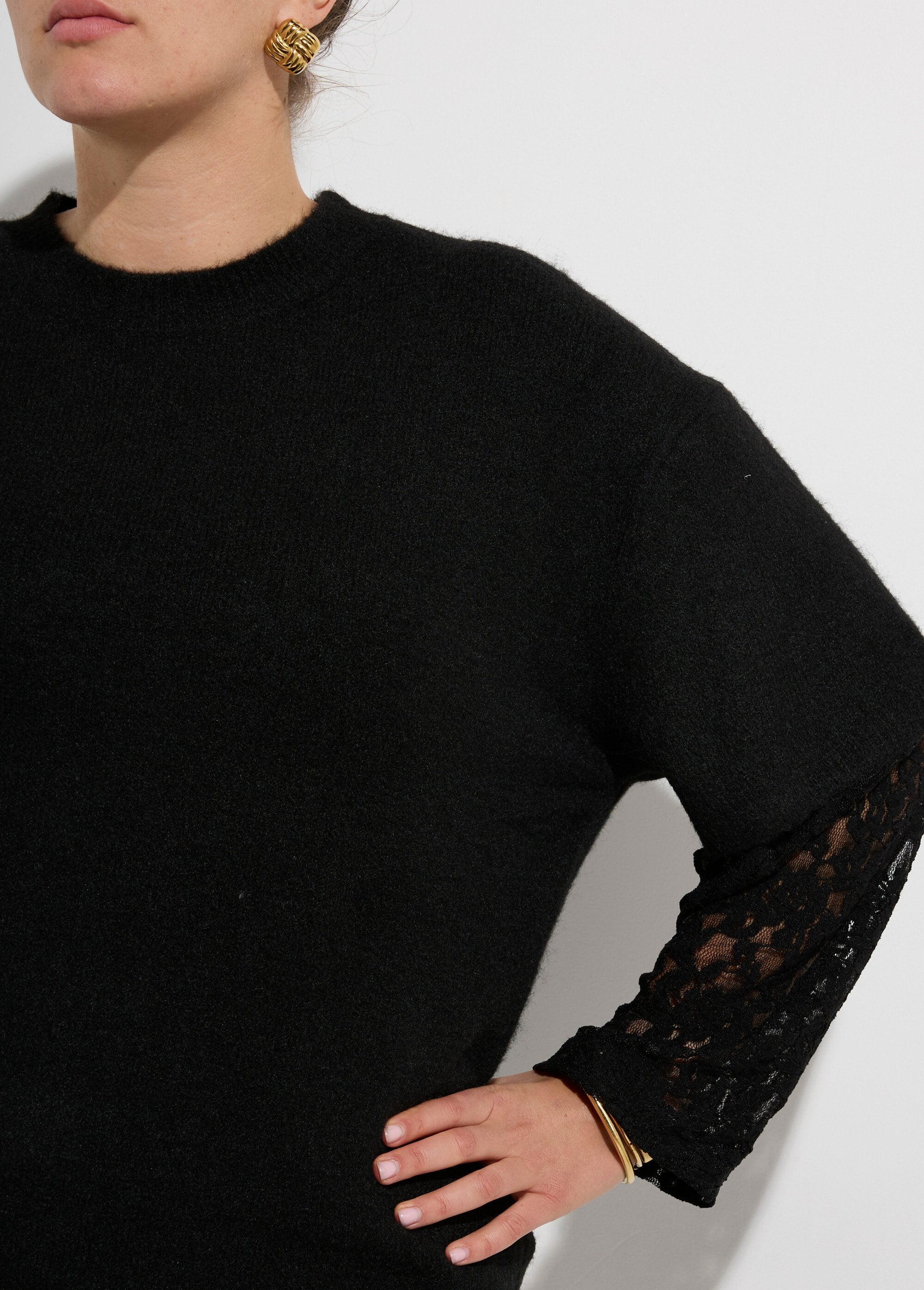 Pull_chaud_avec_laine,_manches_dentelle_Noir_DE1_curvy