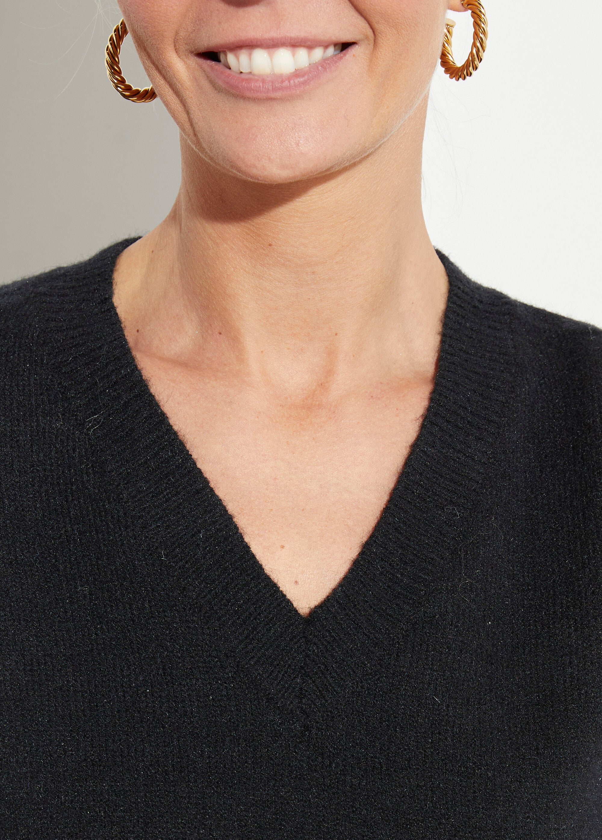 Camisola_de_malha_com_decote_em_V_e_mangas_em_renda_Noir_DE1_slim