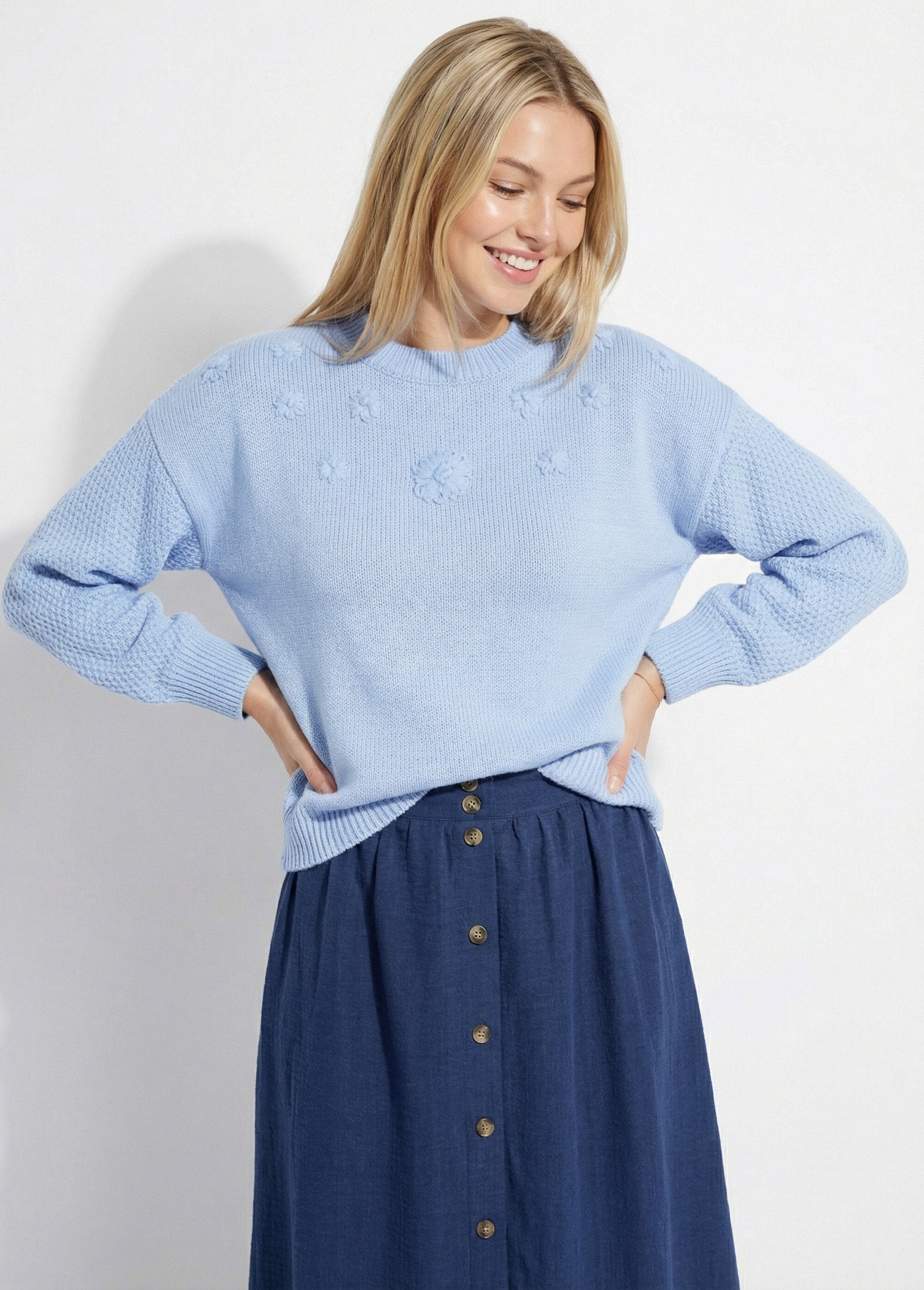 Camisola_macia_de_gola_redonda_com_flores_bordadas_Bleu_FA1_slim