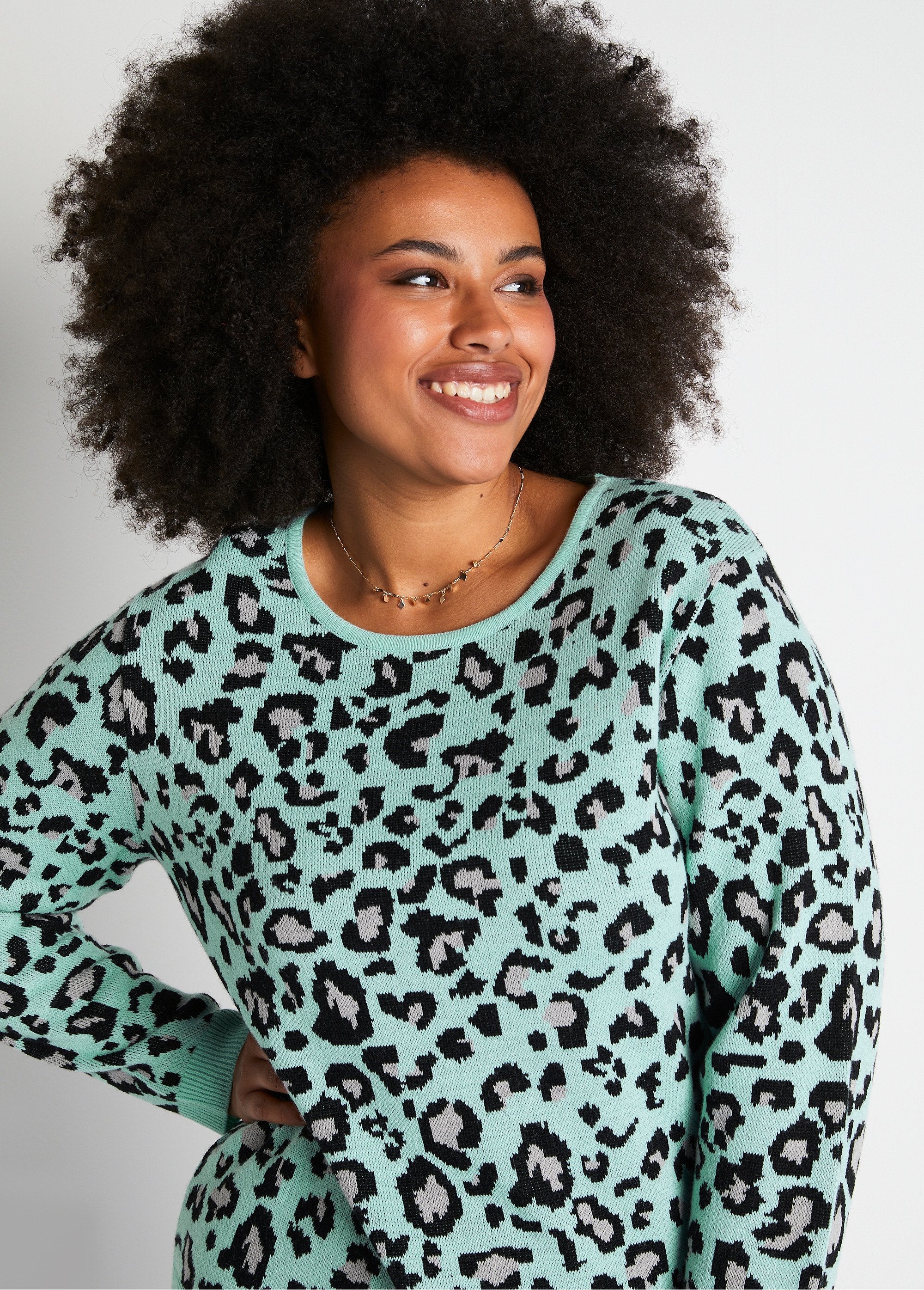 Suéter_jacquard_leopardo_com_gola_redonda_Ônix_e_preto_DE1_curvy