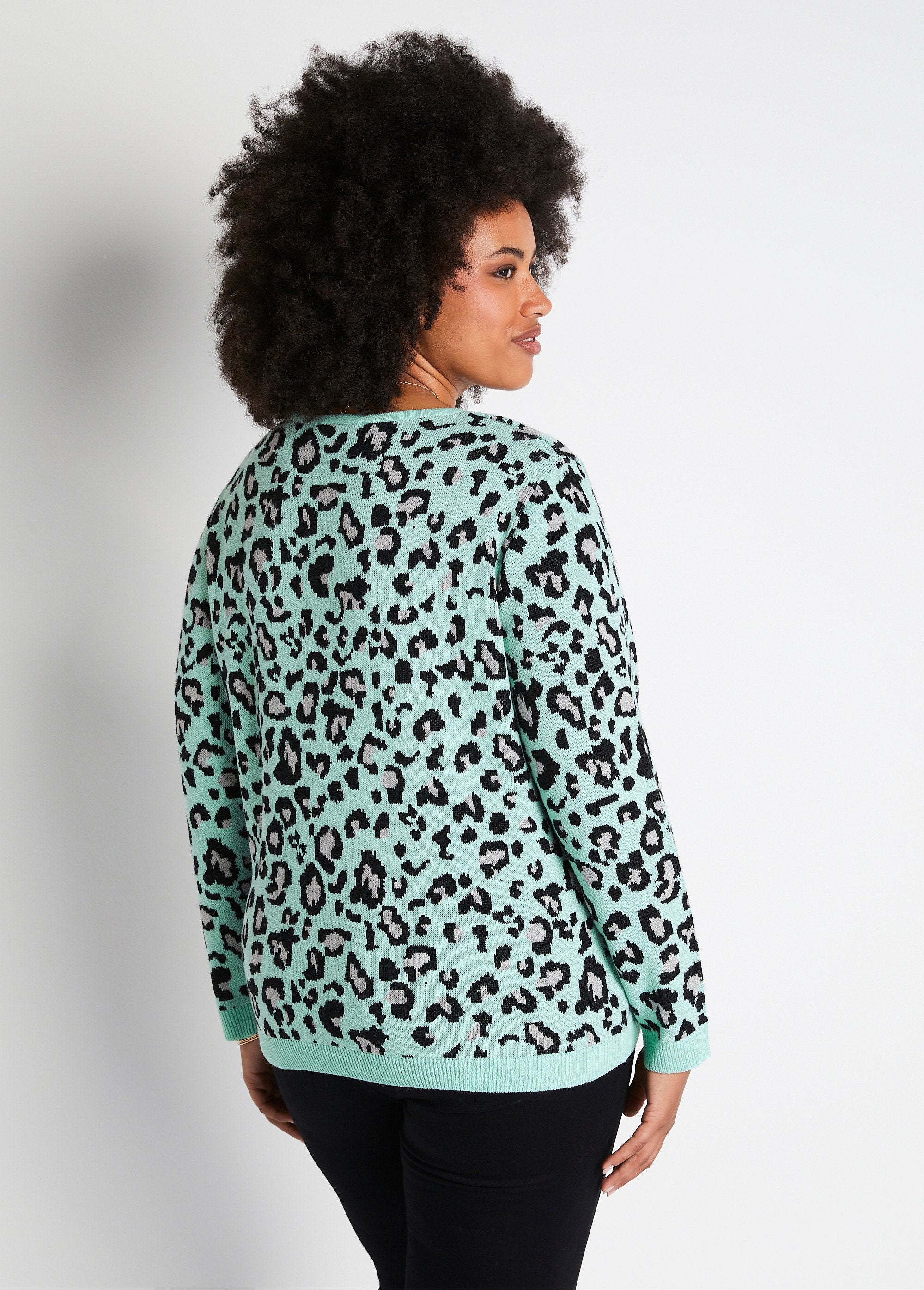 Suéter_jacquard_leopardo_com_gola_redonda_Ônix_e_preto_DO1_curvy