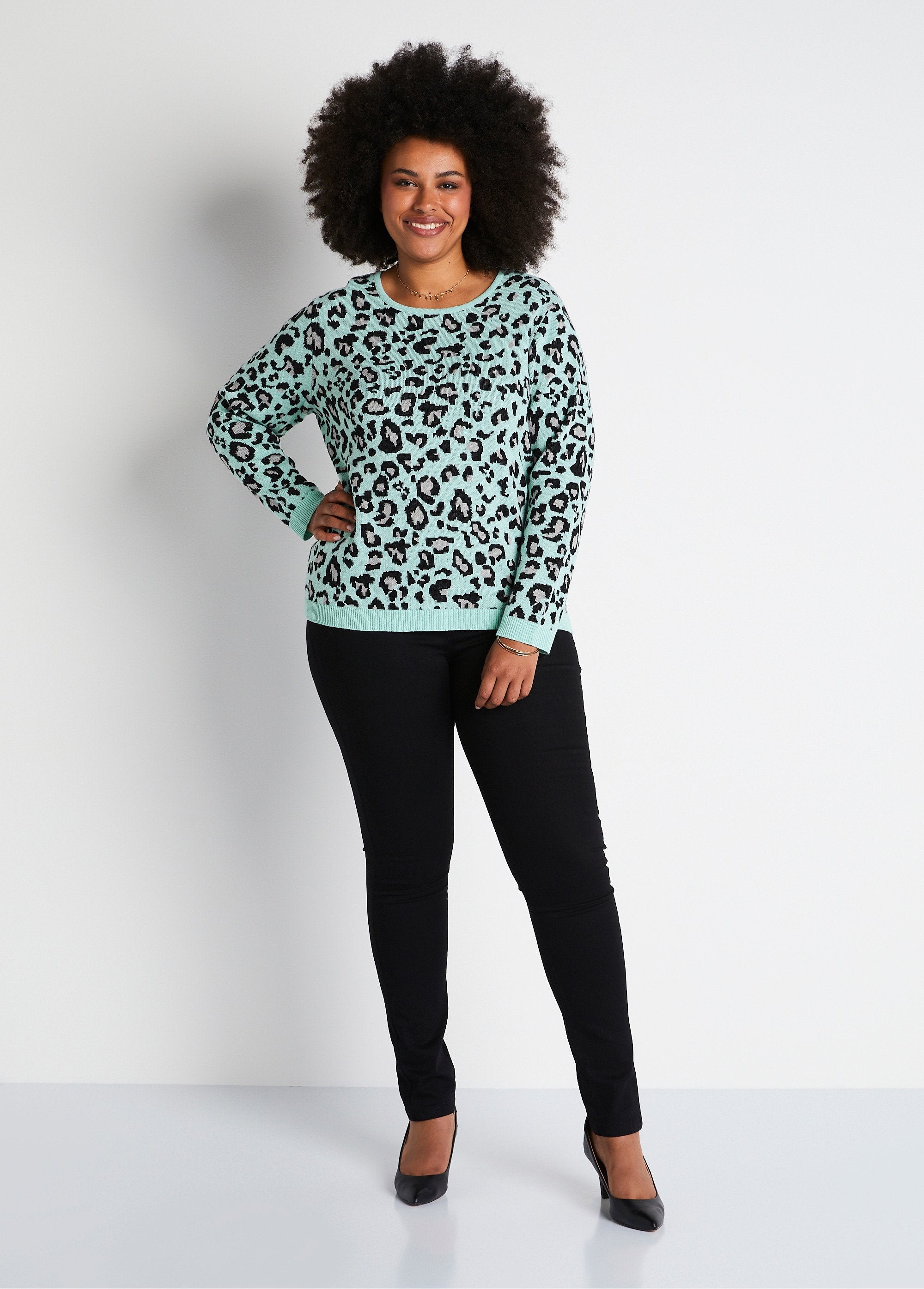 Suéter_jacquard_leopardo_com_gola_redonda_Ônix_e_preto_SF1_curvy