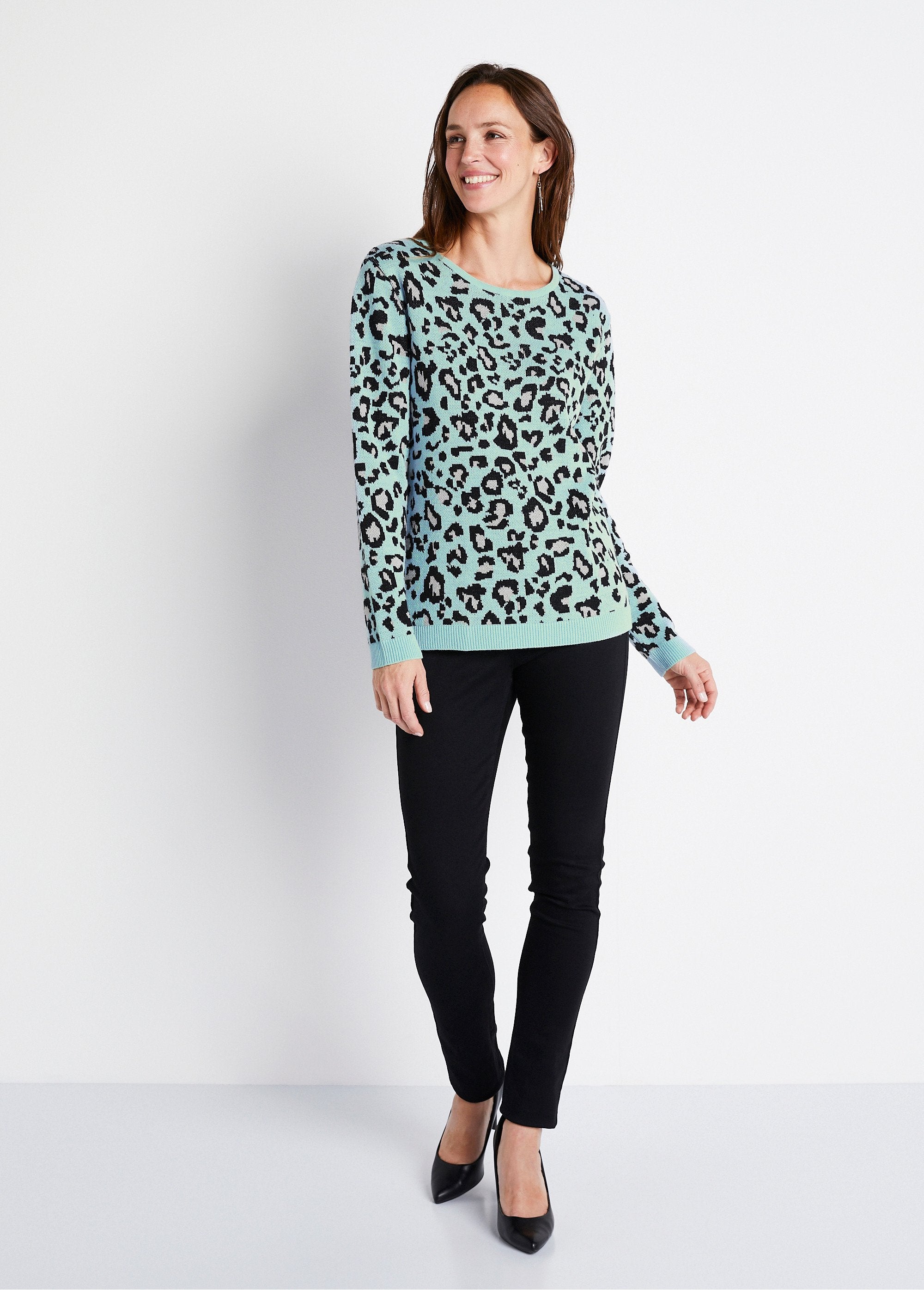 Suéter_jacquard_leopardo_com_gola_redonda_Ônix_e_preto_SF1_slim