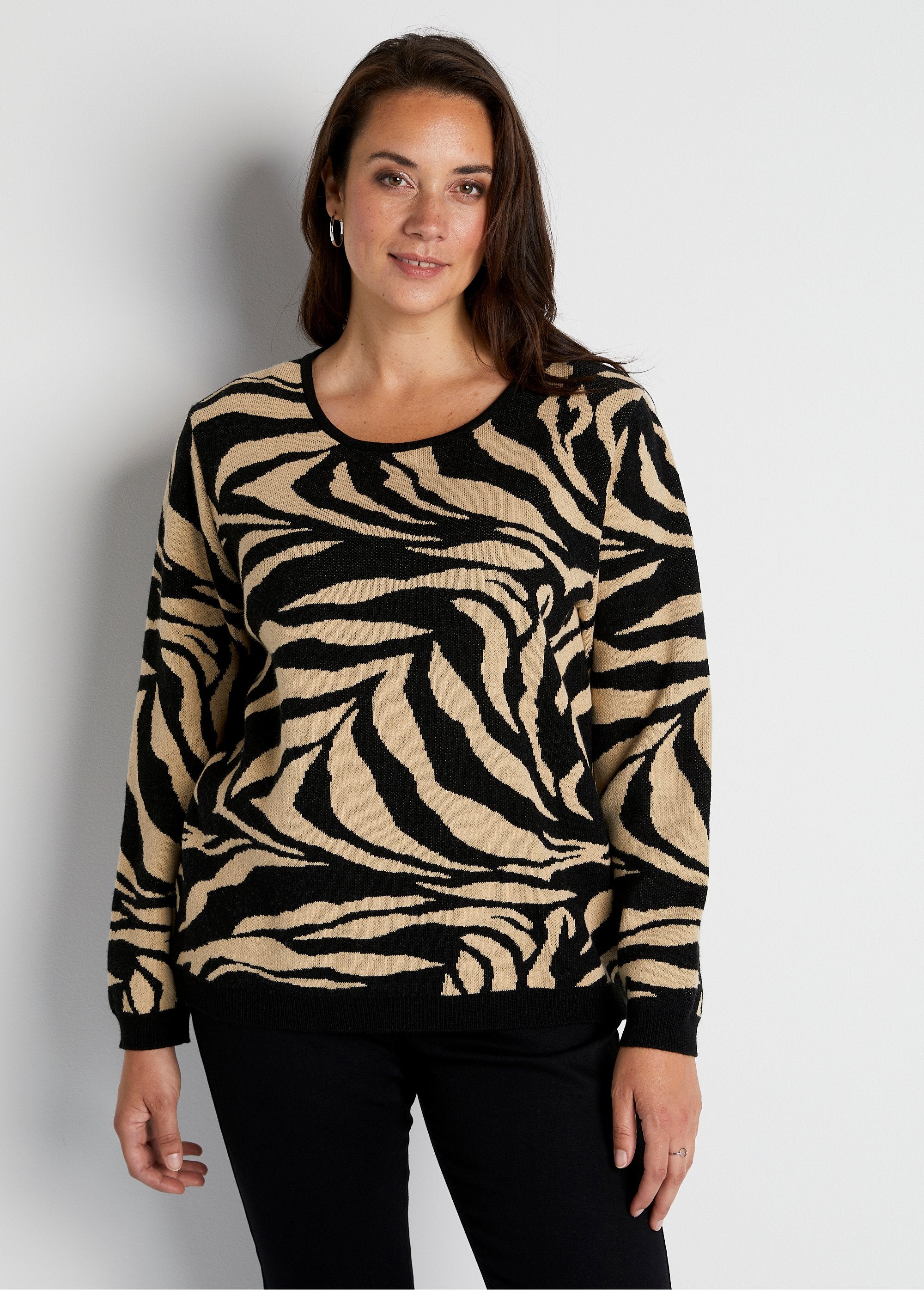 Suéter_macio_em_jacquard_zebra_com_gola_redonda_Bege_e_preto_FA1_curvy