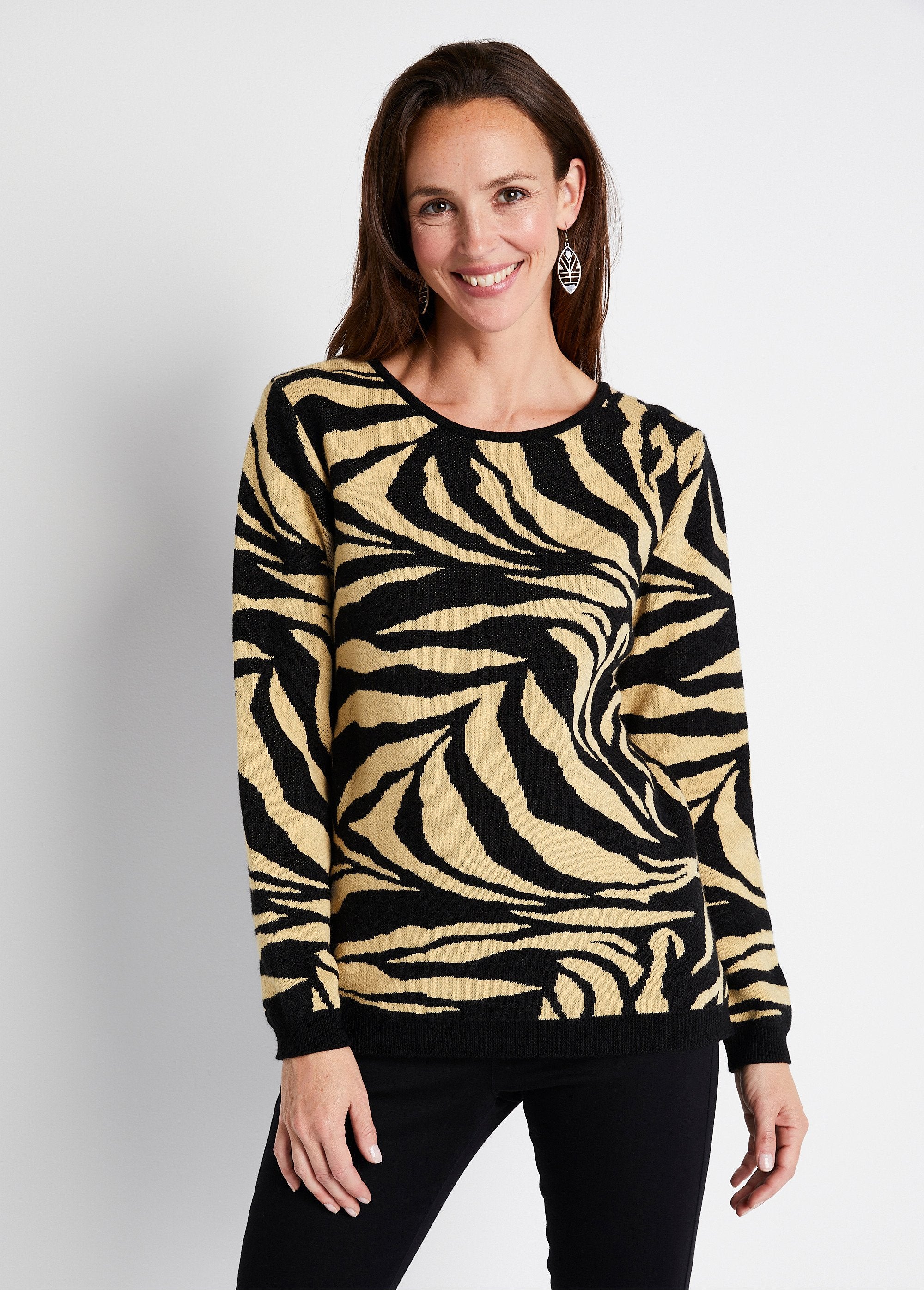 Suéter_macio_em_jacquard_zebra_com_gola_redonda_Bege_e_preto_FA1_slim