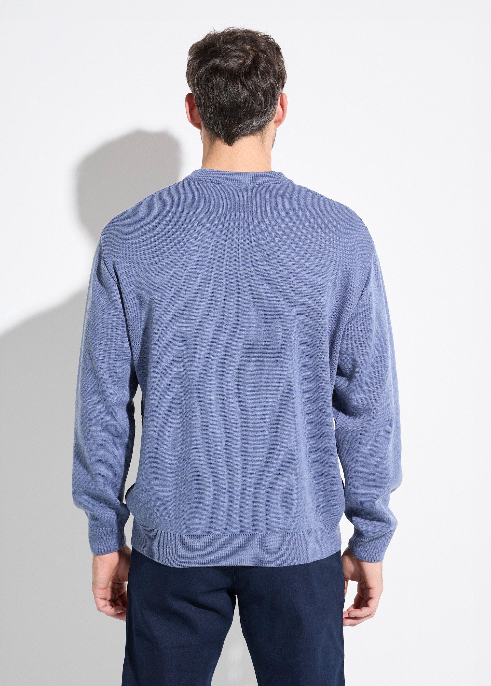 Suéter_de_lã_tricotado_com_decote_em_V_e_mangas_compridas_Bleu_DO1_slim