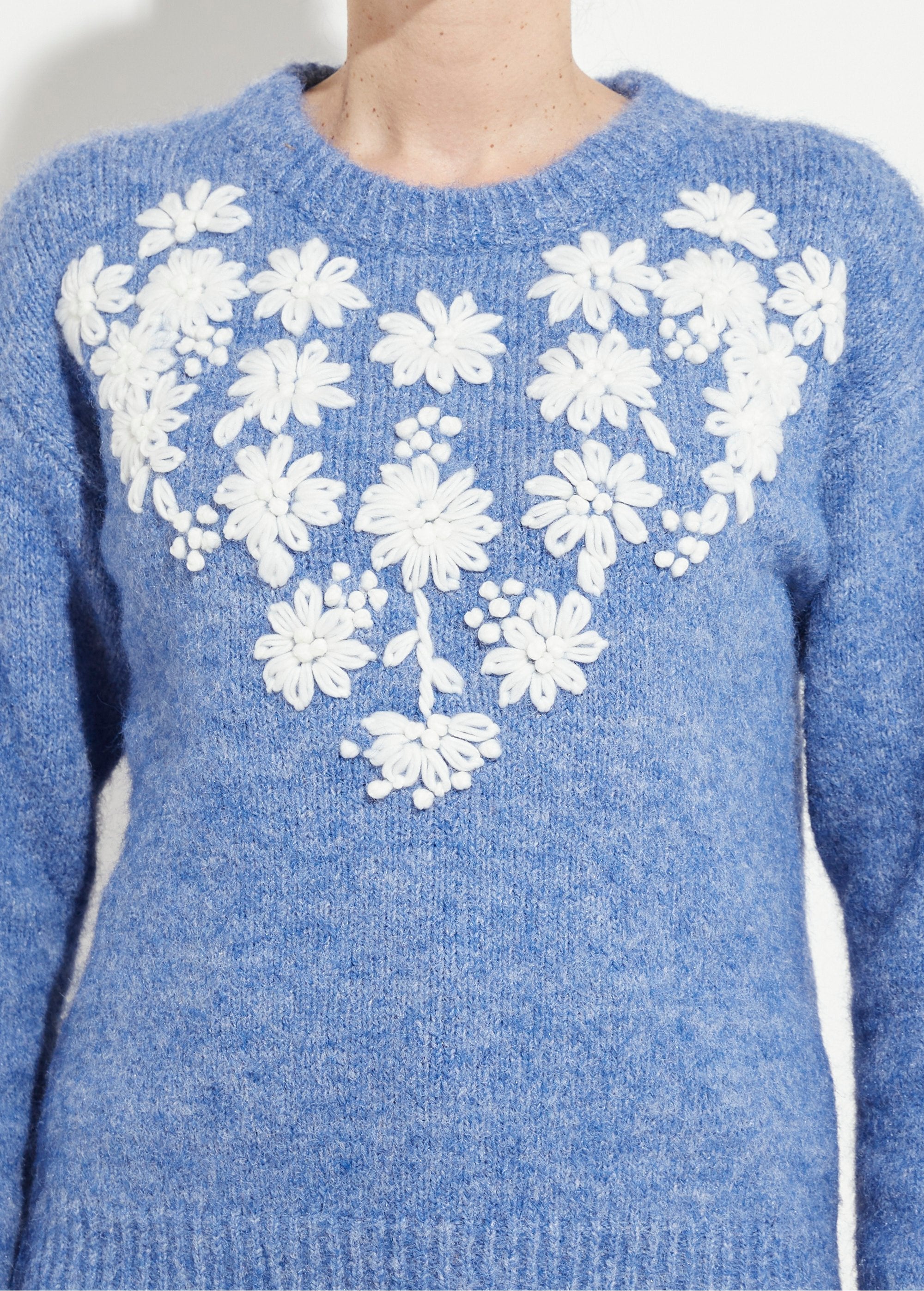 Suéter_macio_de_gola_redonda_com_flores_bordadas_Bleu_DE1_slim