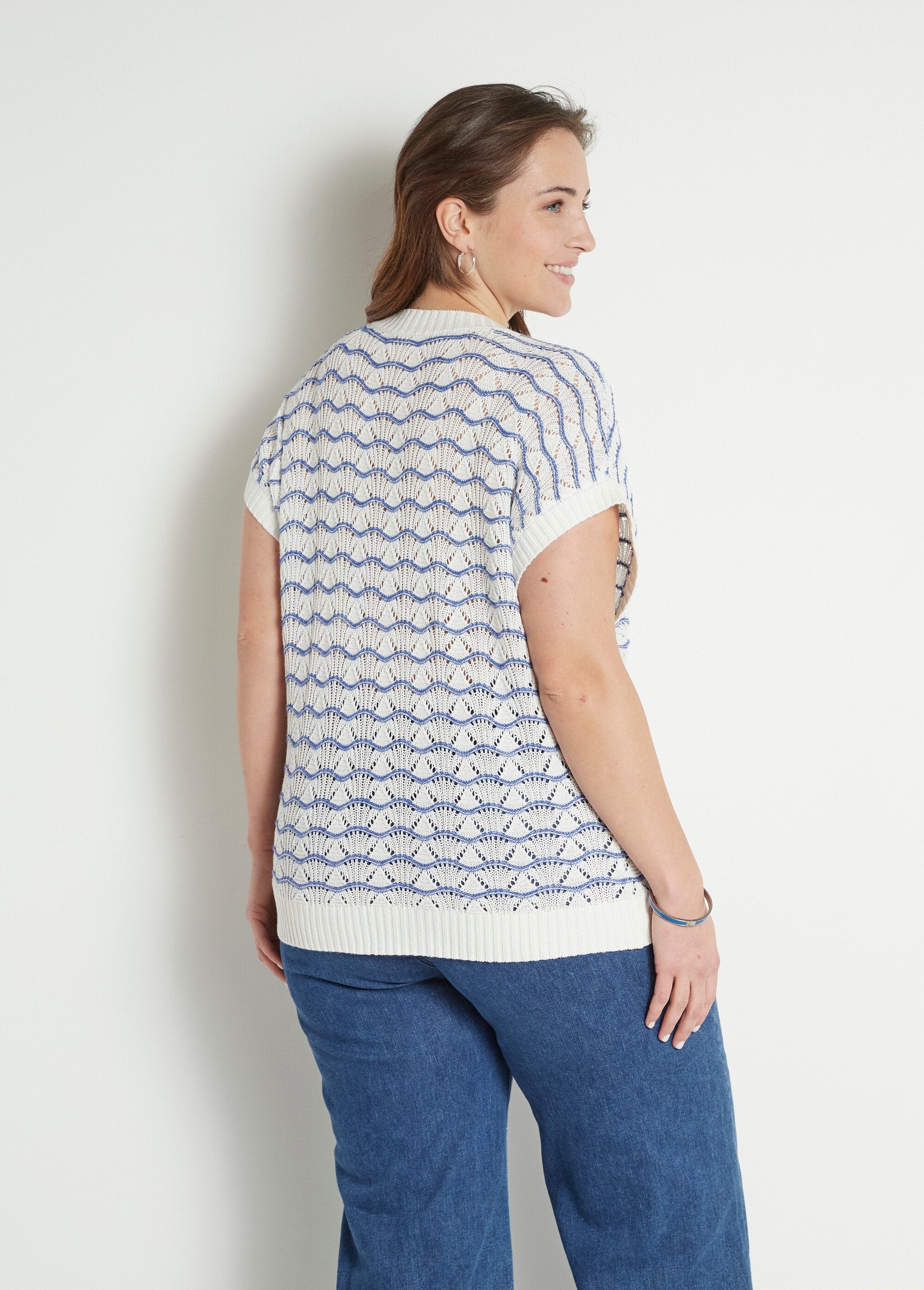 Suéter_sem_mangas_com_decote_em_V_vazado_bicolor_Ecru_et_bleu_DO1_curvy