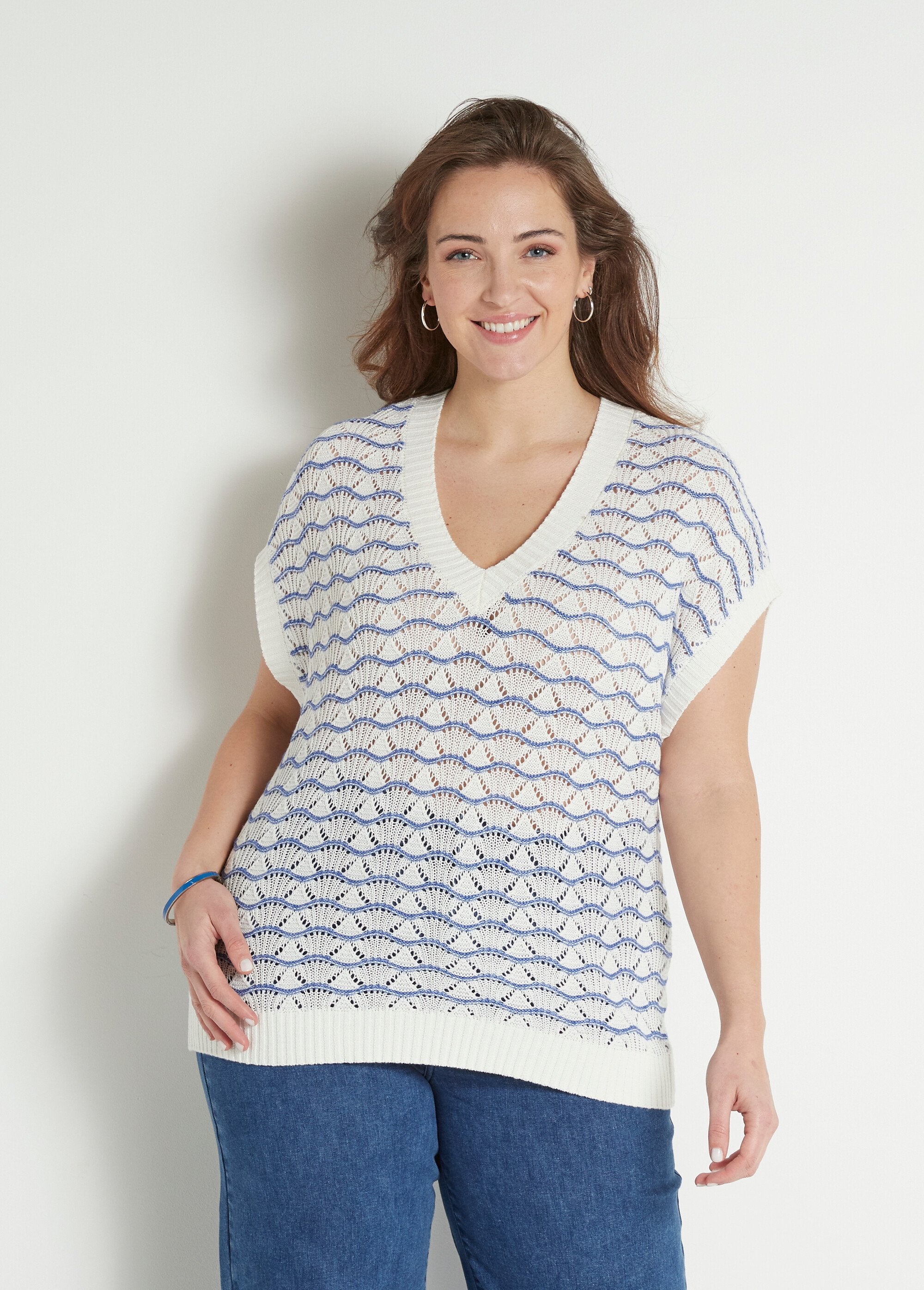 Suéter_sem_mangas_com_decote_em_V_vazado_bicolor_Ecru_et_bleu_FA1_curvy