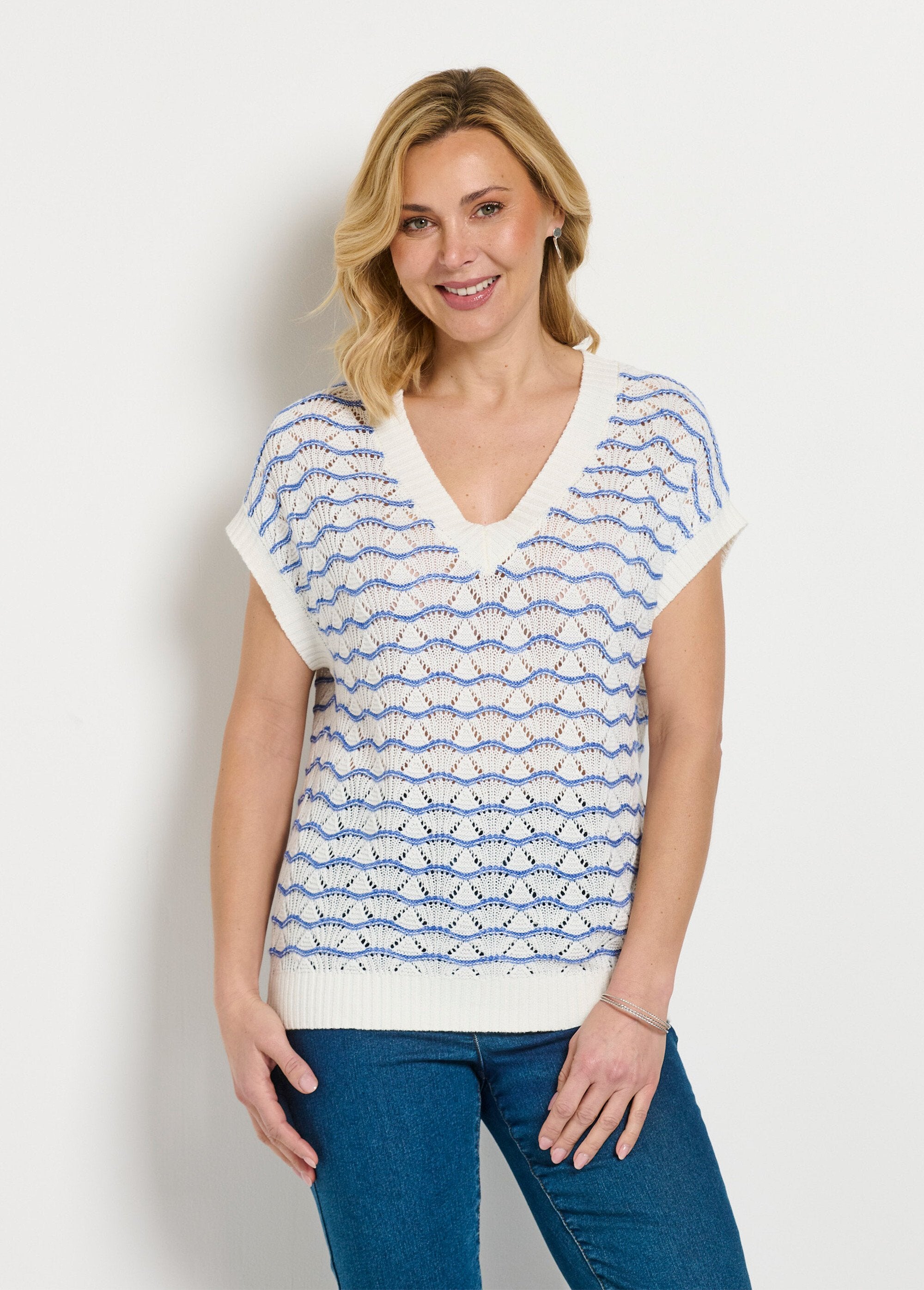 Suéter_sem_mangas_com_decote_em_V_vazado_bicolor_Ecru_et_bleu_FA1_slim