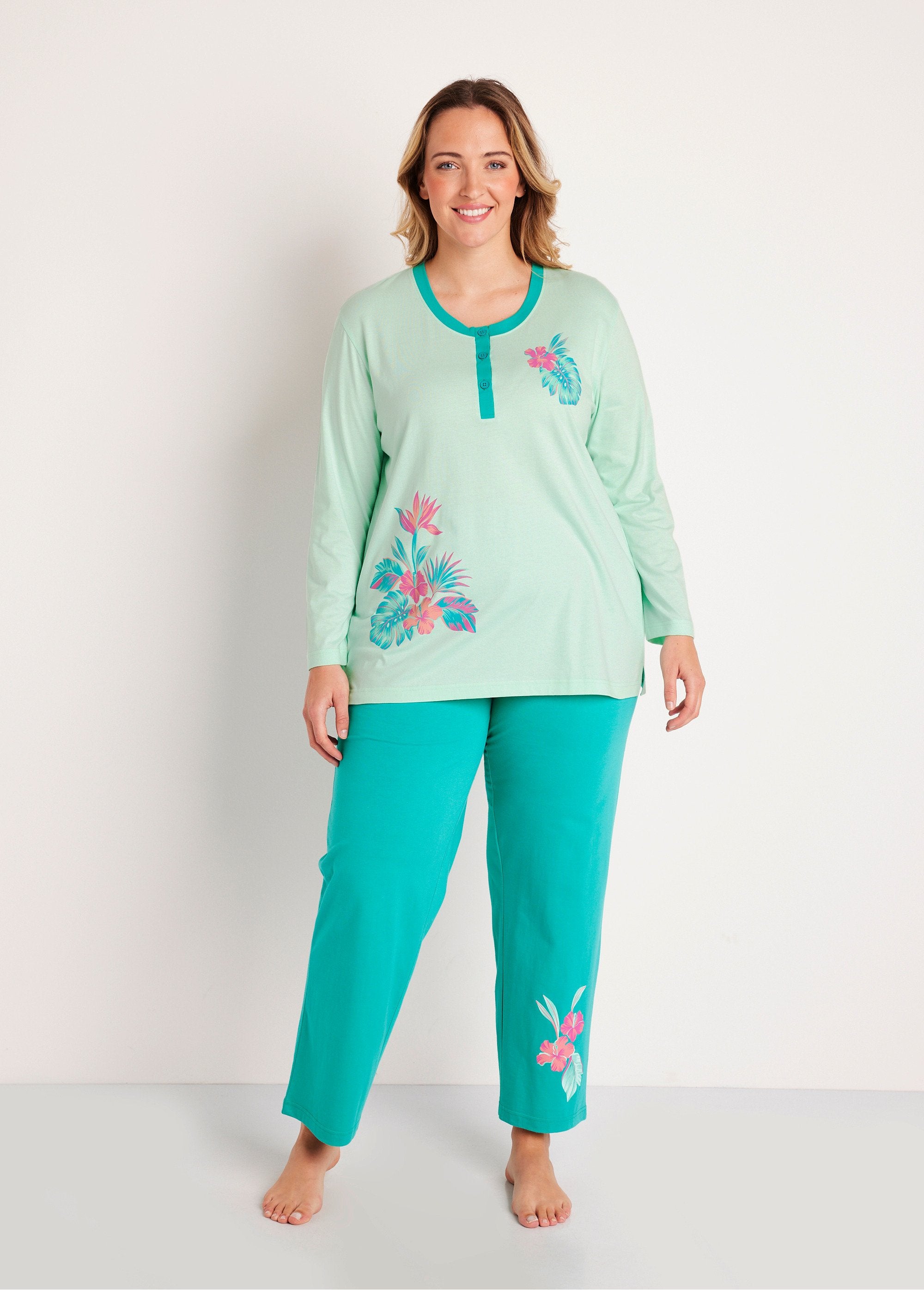 Pijama_de_algodão_com_botões_e_estampa_exótica_Estampa_tropical_FA1_curvy