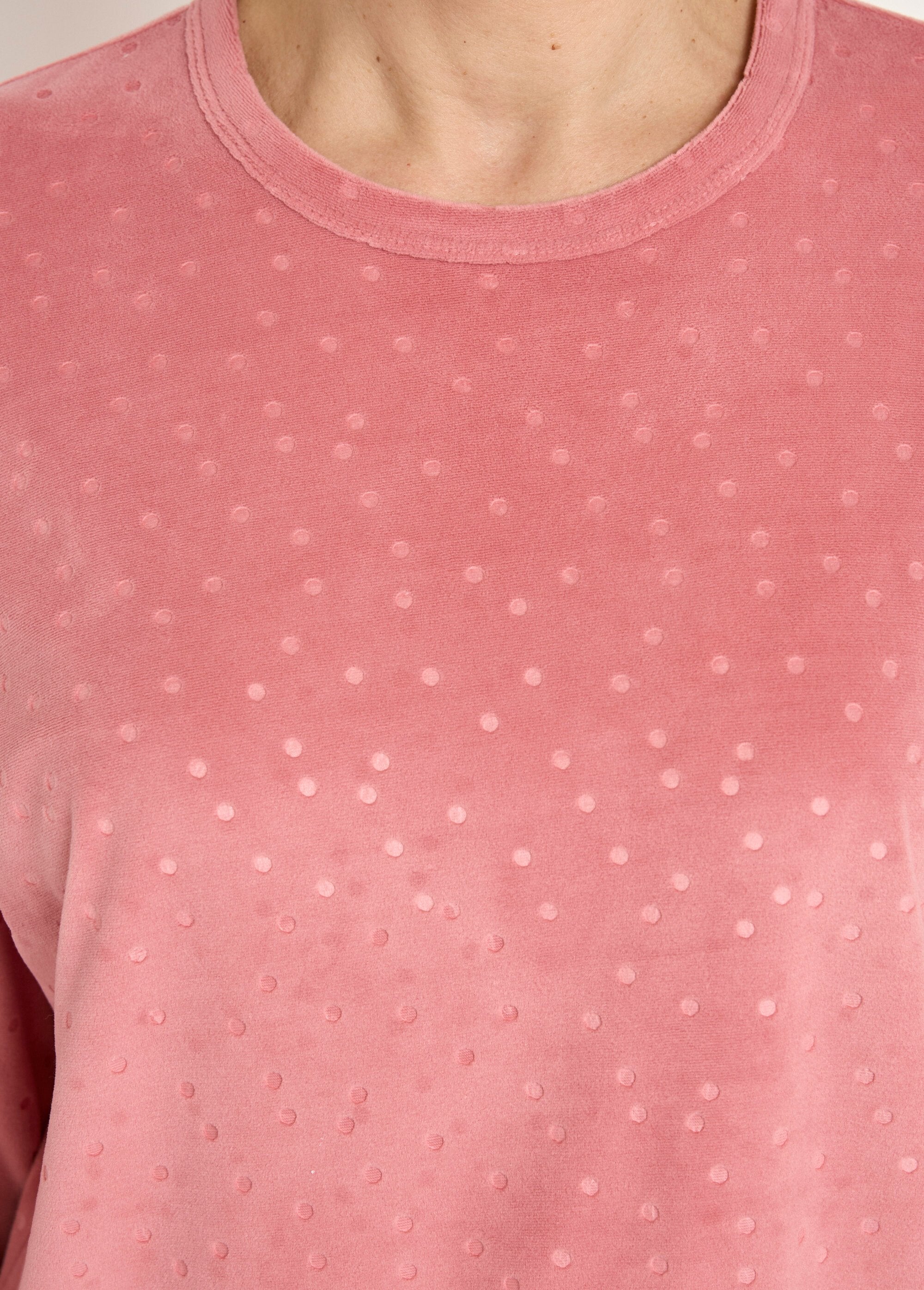 Calça_de_pijama_de_veludo_com_gola_redonda_e_bolinhas_em_relevo_Rose_DE2_slim