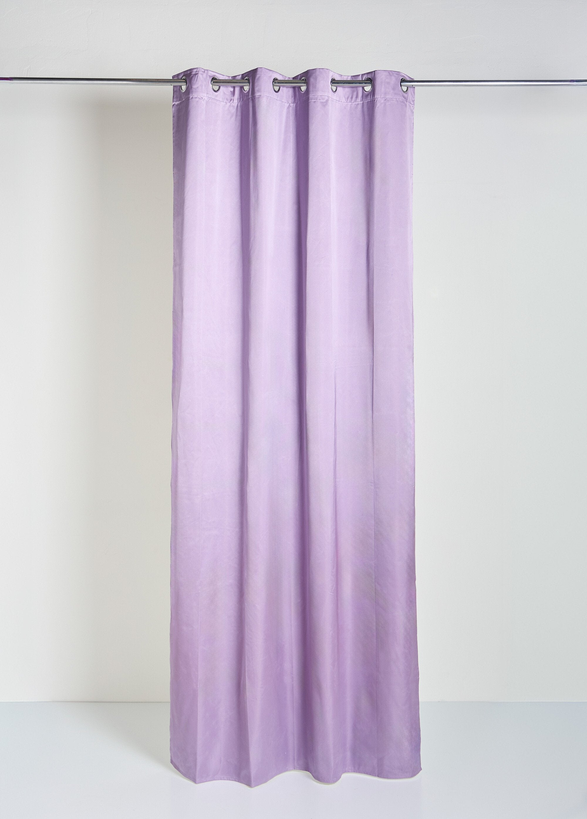 Cortina_blackout_lisa_de_1_painel_com_ilhós_Violet_FA1_slim