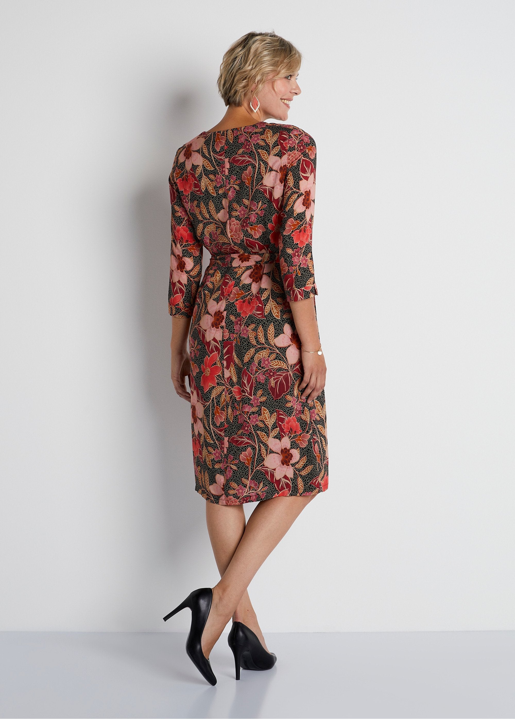 Vestido_curto_solto_com_estampa_floral_Estampa_coral_DO1_slim