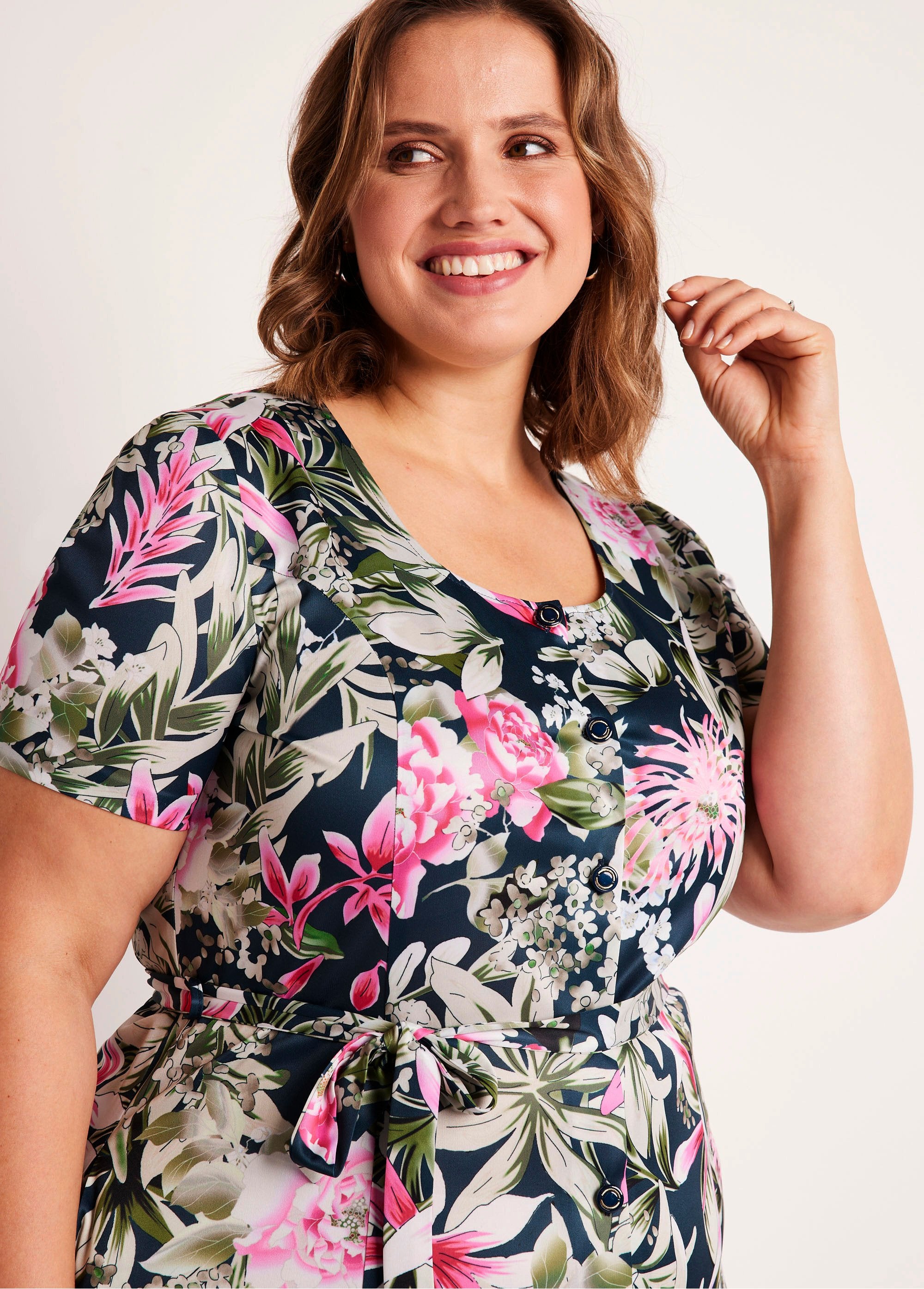 Vestido_estampado_com_botões_e_comprimento_médio_Marinha_e_fúcsia_DE1_curvy