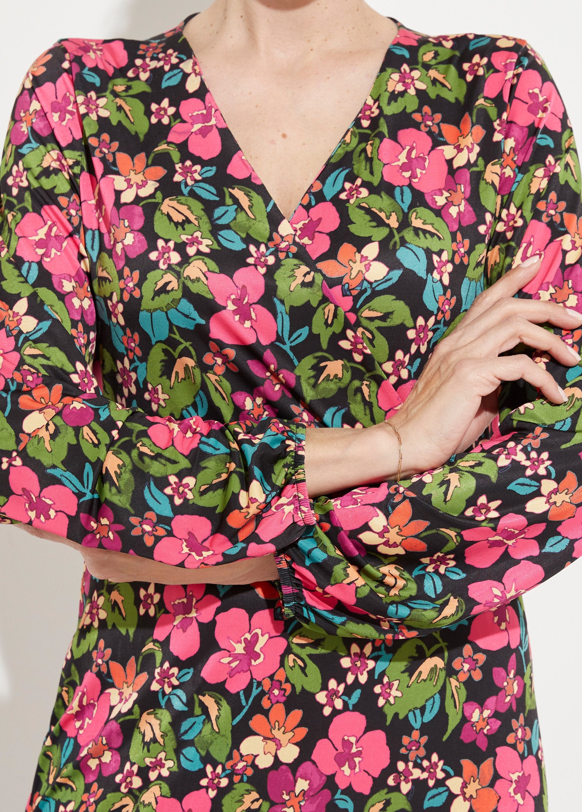 Vestido_curto_e_evasê_com_estampa_floral_Noir_et_fuchsia_DE1_slim