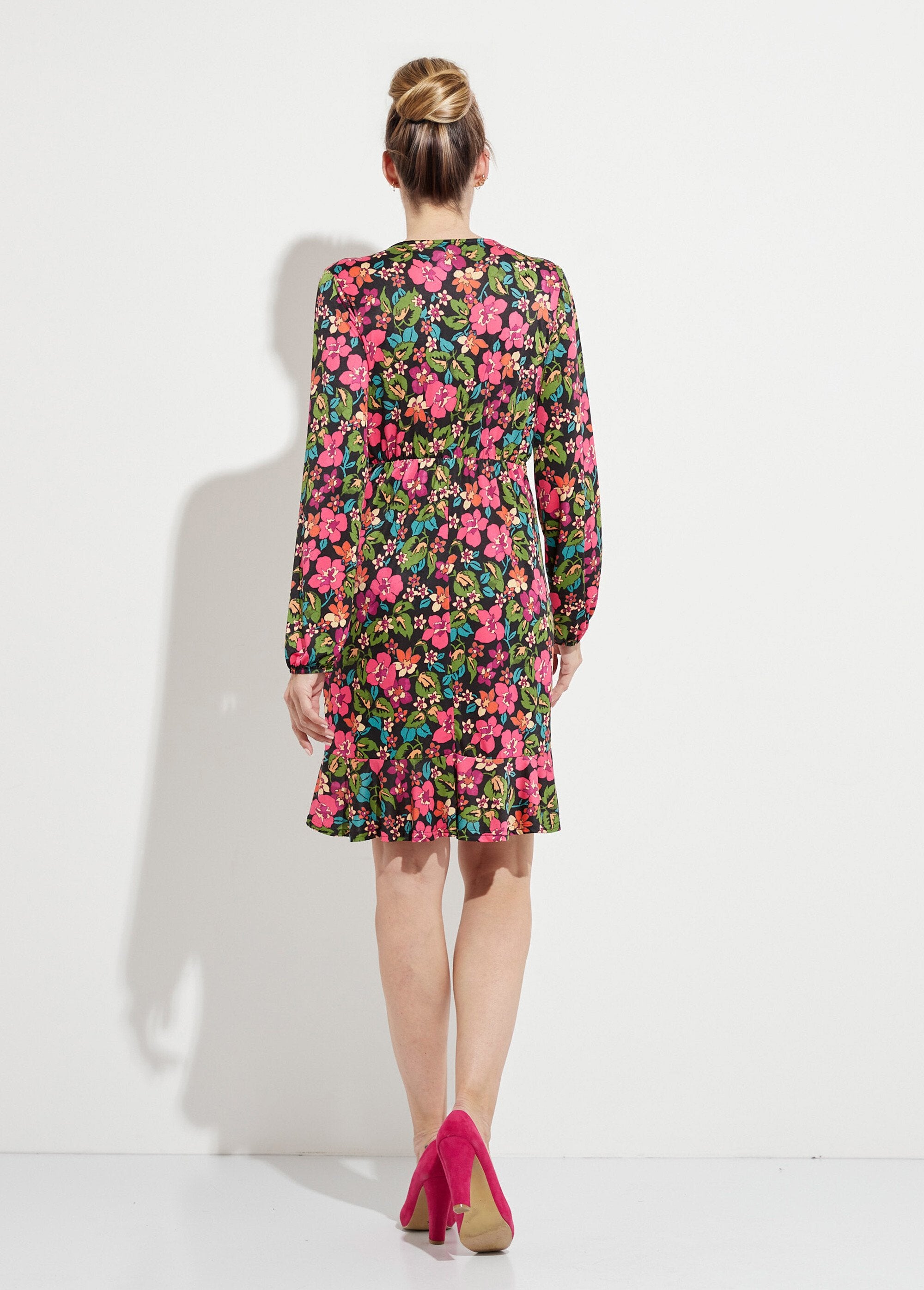 Vestido_curto_e_evasê_com_estampa_floral_Noir_et_fuchsia_DO1_slim