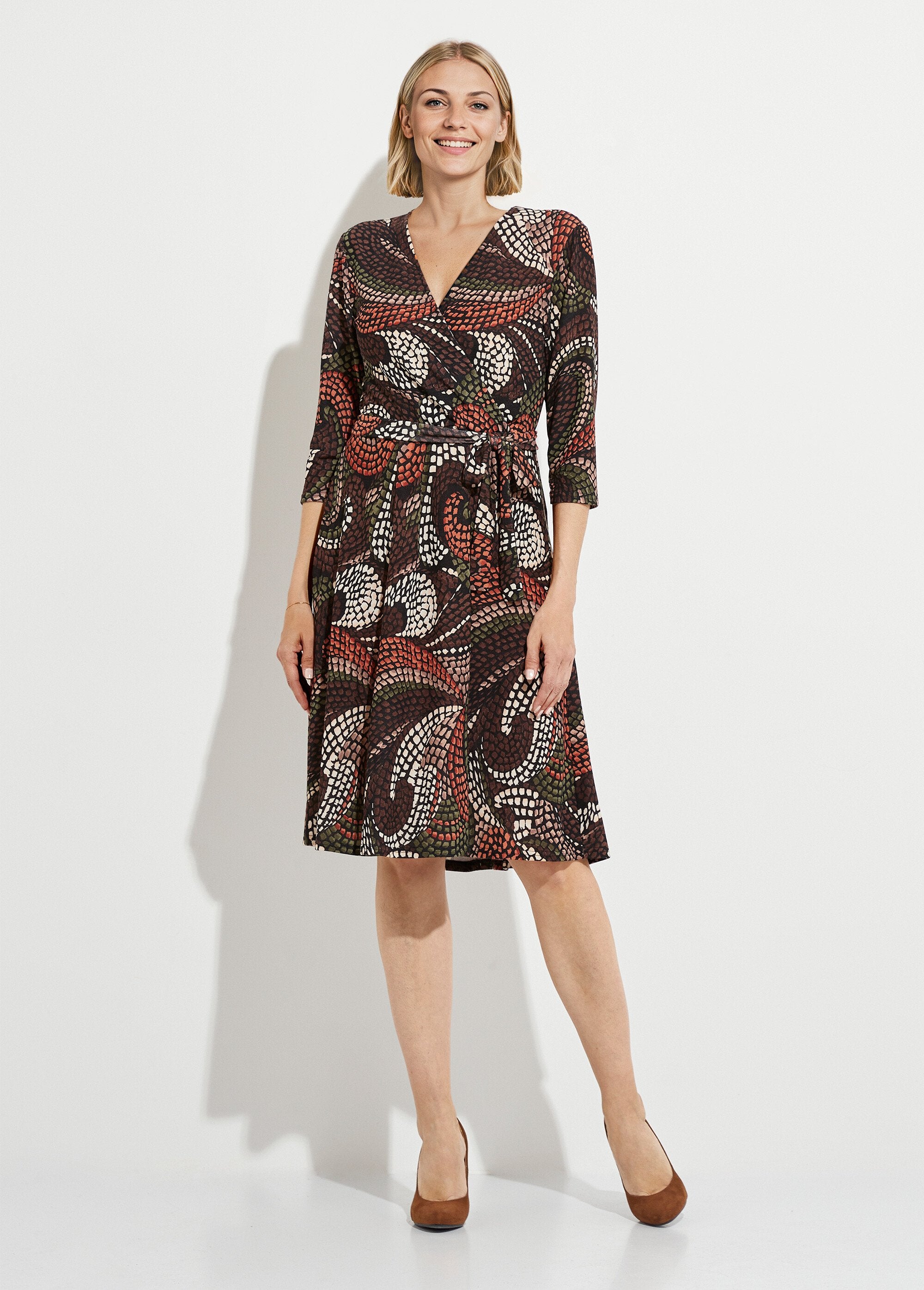 Vestido_curto_gráfico_com_folhos_Marron_et_beige_FA1_slim