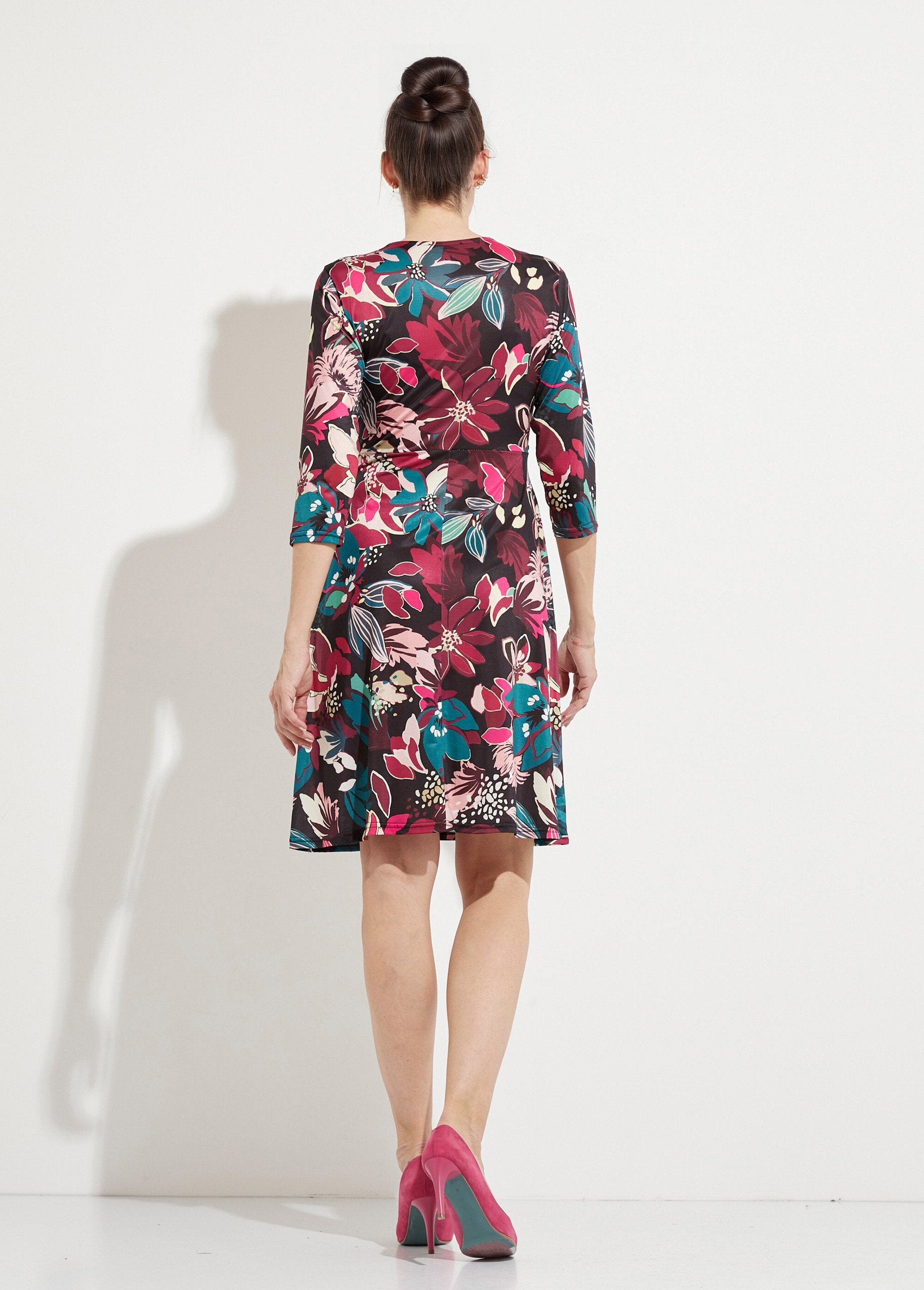 Vestido_curto_evasê_com_estampa_floral_Imprime_fuchsia_DO1_slim