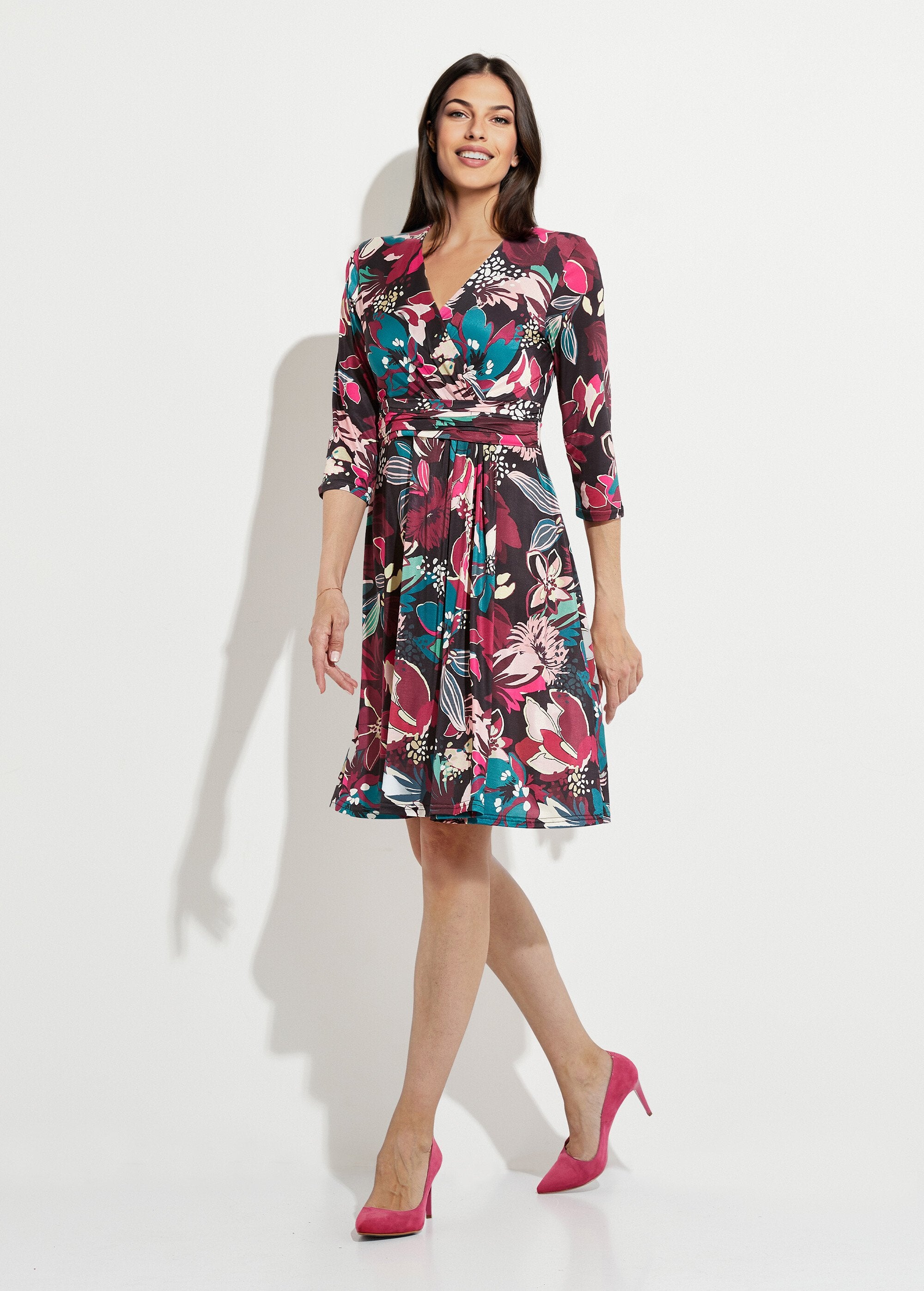 Vestido_curto_evasê_com_estampa_floral_Imprime_fuchsia_FA1_slim