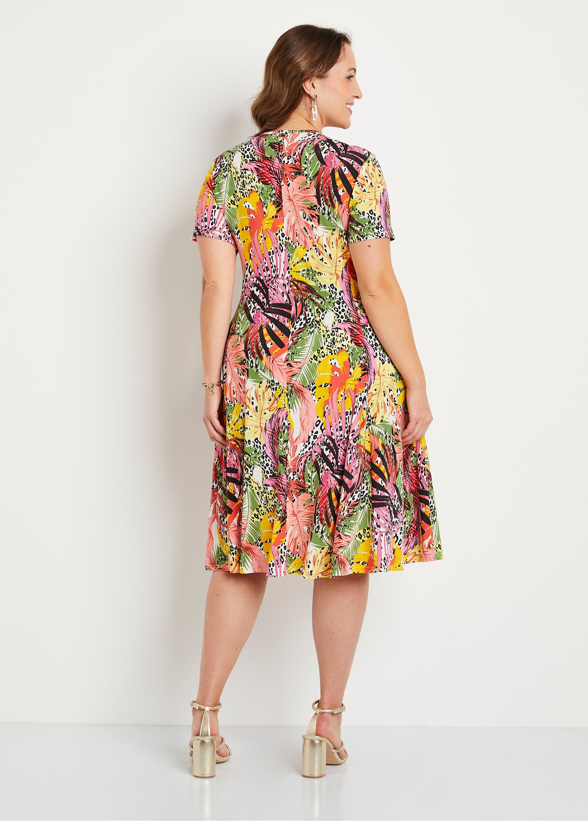 Vestido_curto_envolvente_floral_e_pele_animal_Rosa_e_amarelo_DO1_curvy