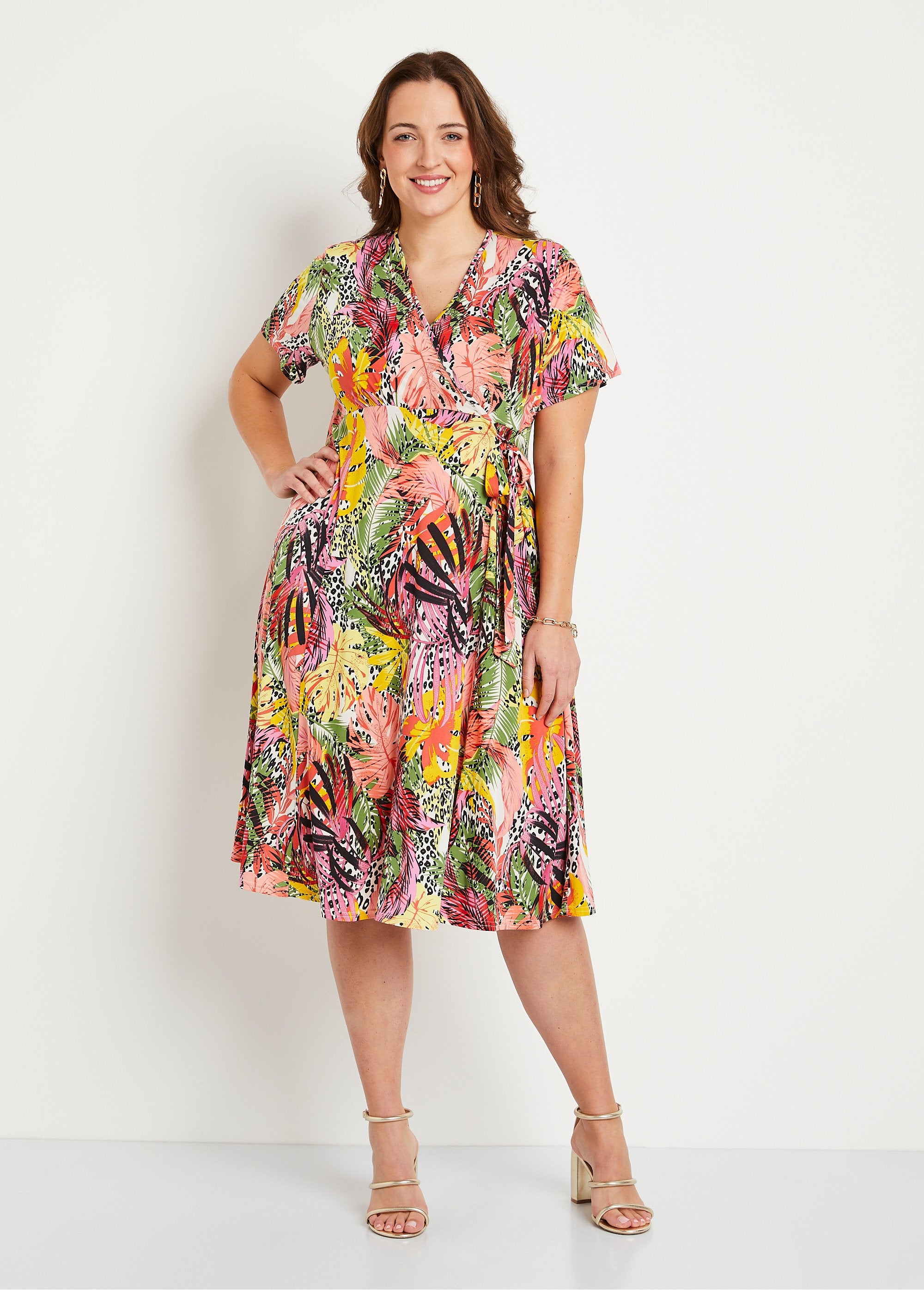 Vestido_curto_envolvente_floral_e_pele_animal_Rosa_e_amarelo_FA1_curvy