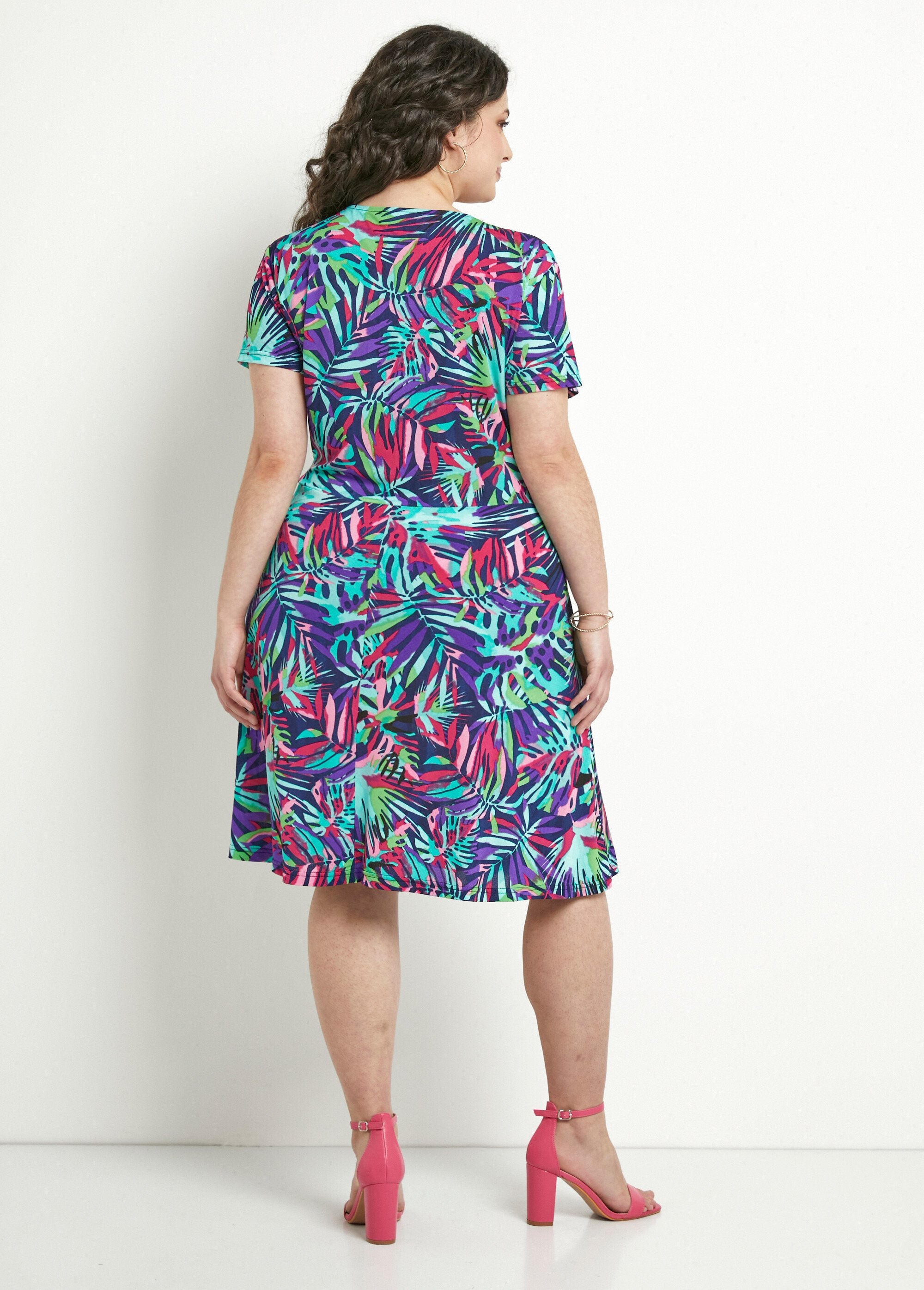 Vestido_curto_estampado_estilo_envelope_Multicolore_DO1_curvy