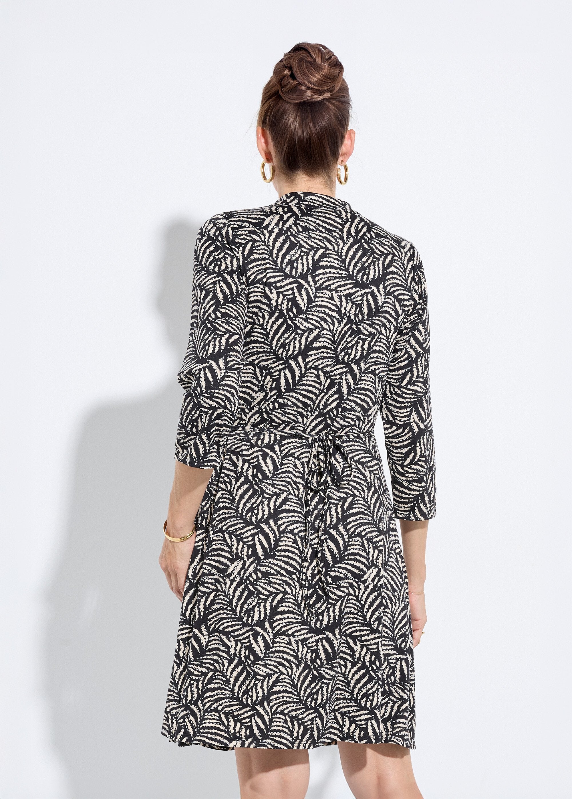 Robe_cache_coeur_fluide_motif_feuillage_Noir_et_ecru_DO1_slim