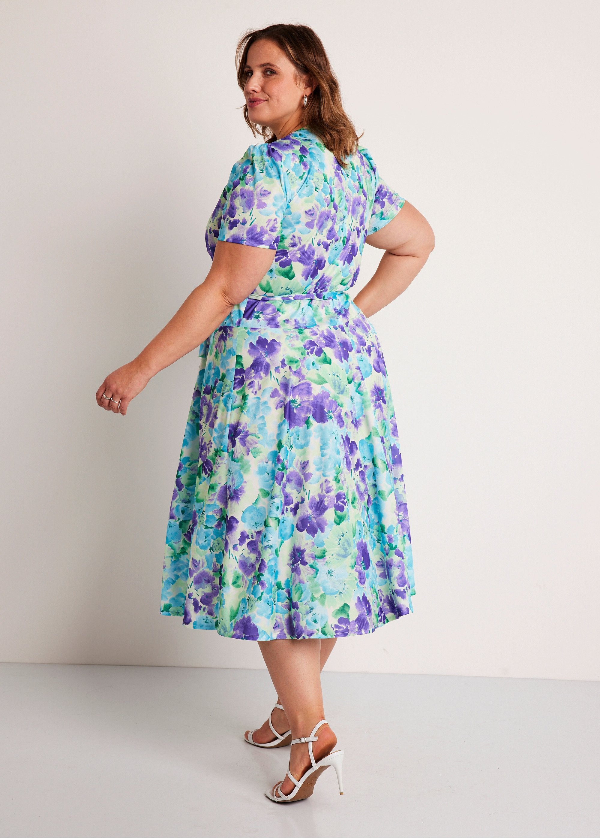 Vestido_envolvente_floral_de_comprimento_médio_Verde_e_roxo_DO1_curvy