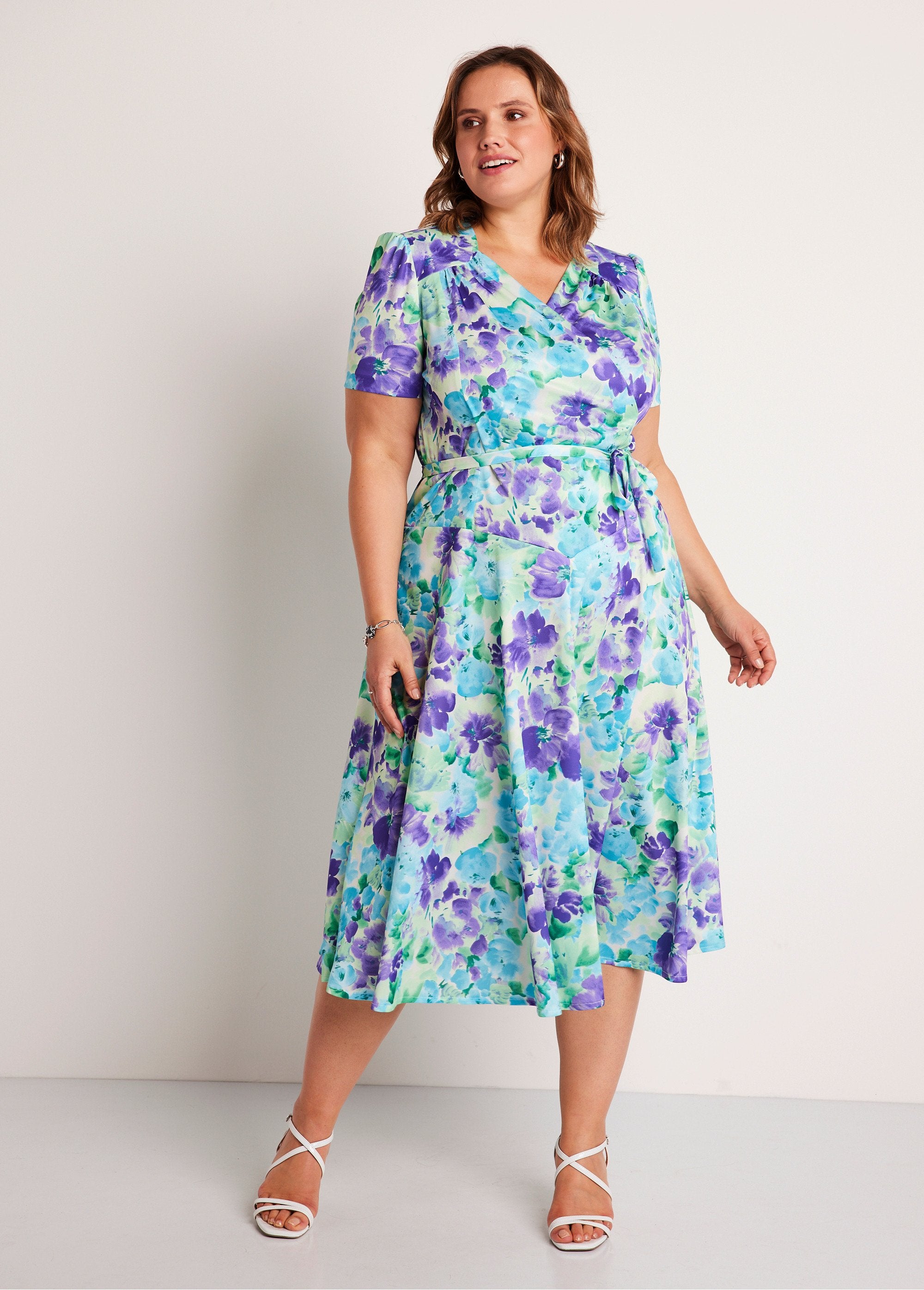 Vestido_envolvente_floral_de_comprimento_médio_Verde_e_roxo_FA1_curvy