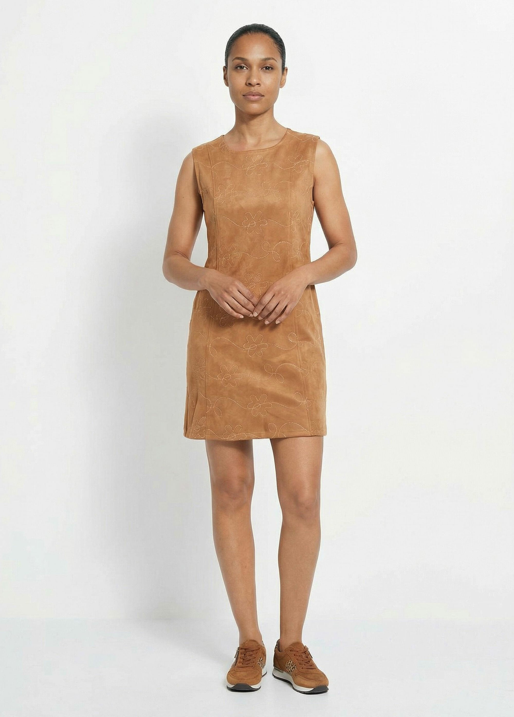 Vestido_com_decote_redondo_e_bordado_em_camurça_Camel_FA1_slim